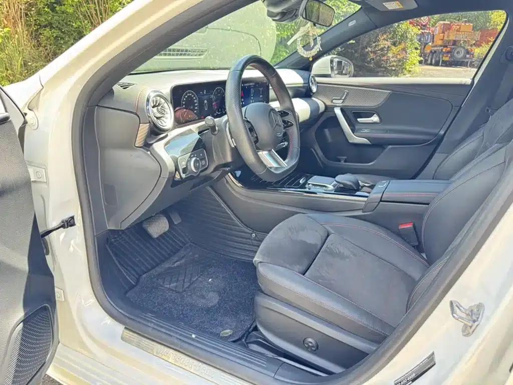 2023 Mercedes-Benz A-Class A 200 L Fashion Edition — миниатюра 20