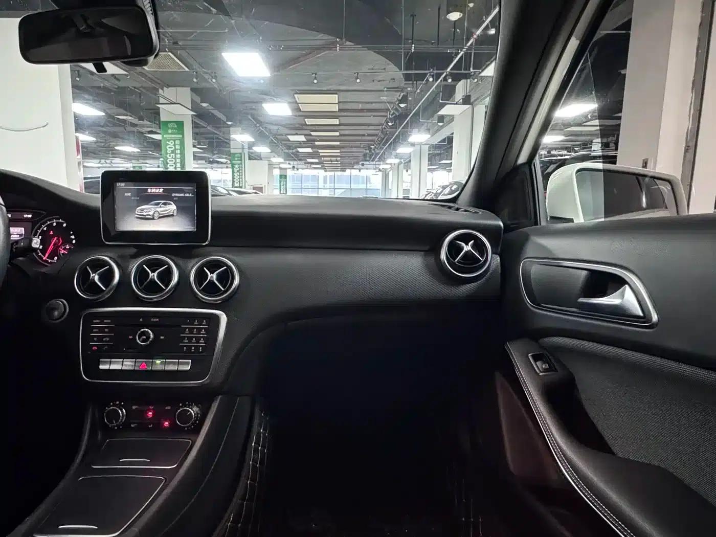 2016 Mercedes-Benz A-Class Imported Model A 200 Dynamic — миниатюра 13