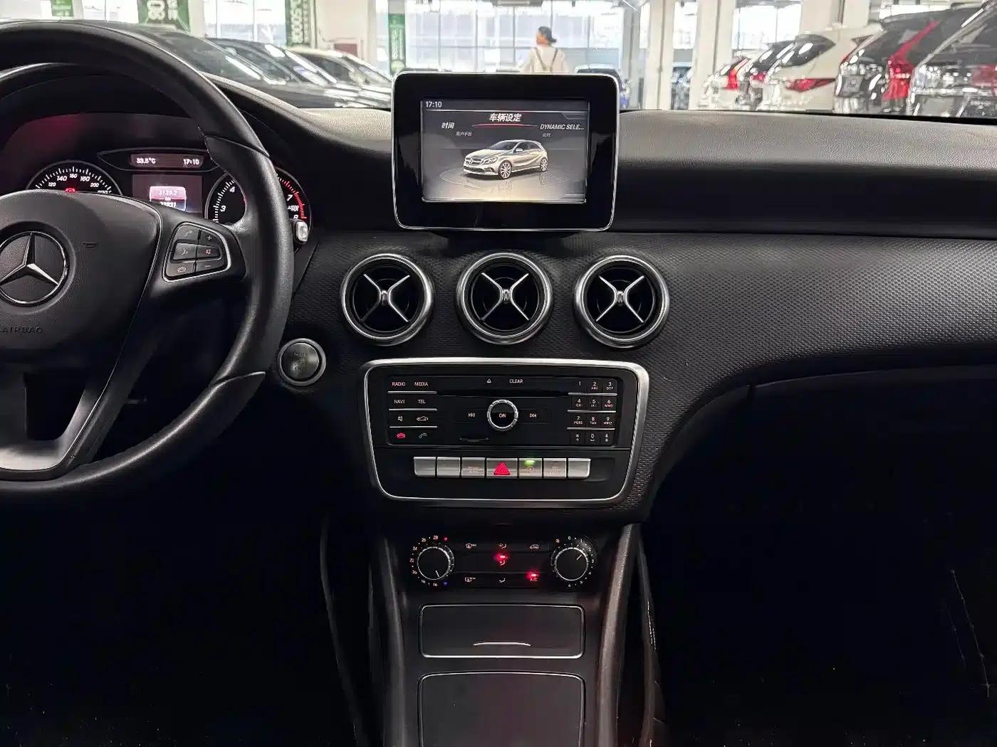 2016 Mercedes-Benz A-Class Imported Model A 200 Dynamic — миниатюра 14