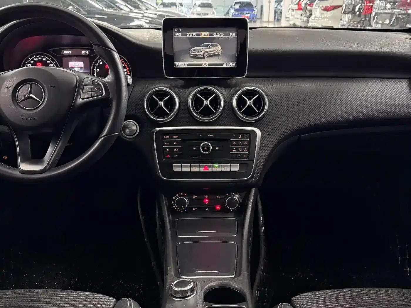 2016 Mercedes-Benz A-Class Imported Model A 200 Dynamic — миниатюра 21