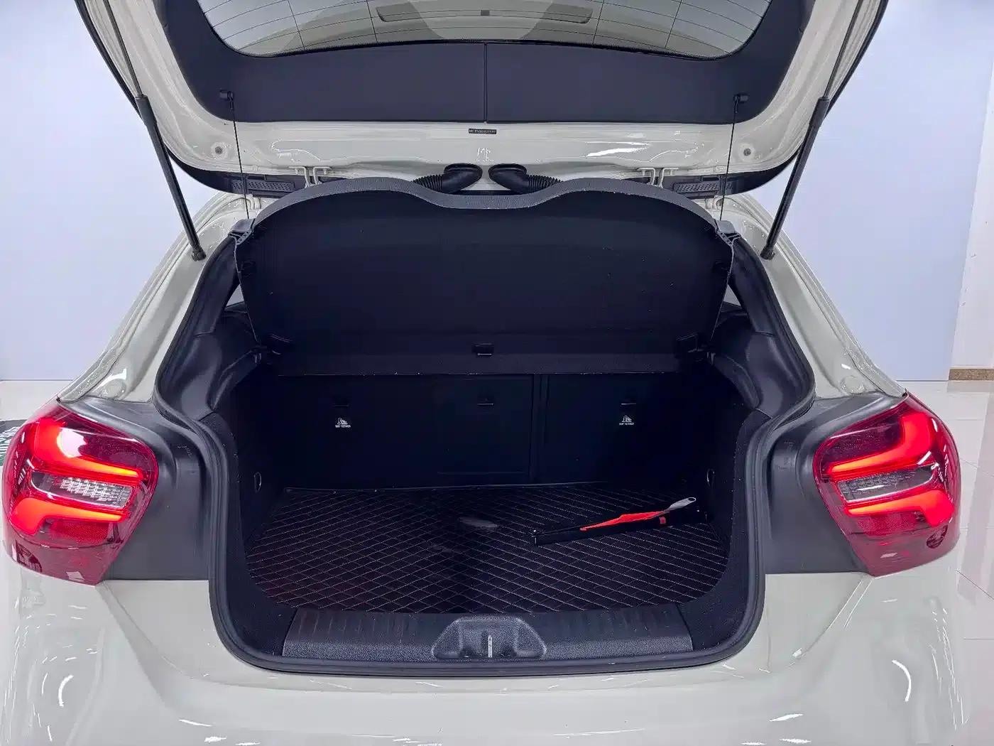 2016 Mercedes-Benz A-Class Imported Model A 200 Dynamic — миниатюра 31