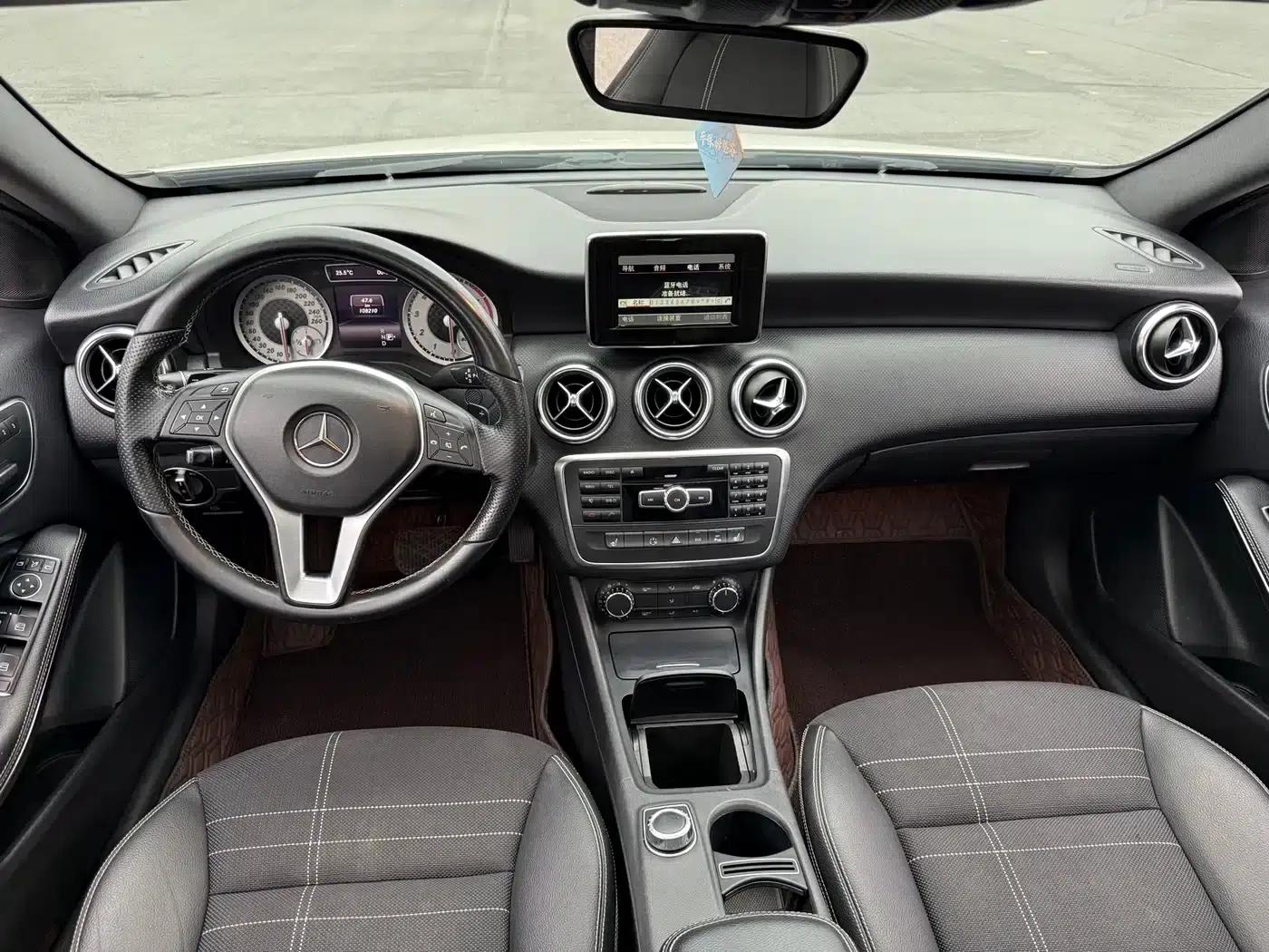 2015 Mercedes-Benz A-Class Imported Model A 200 Fashion Edition — миниатюра 4