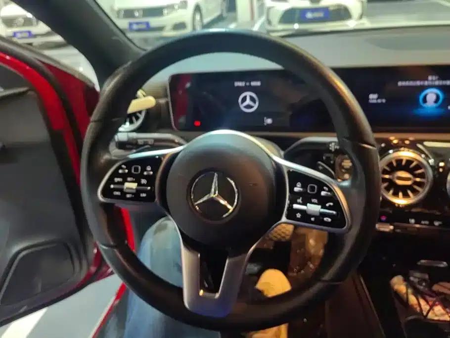 2019 Mercedes-Benz A-Class Imported Model A 200 Dynamic — миниатюра 15