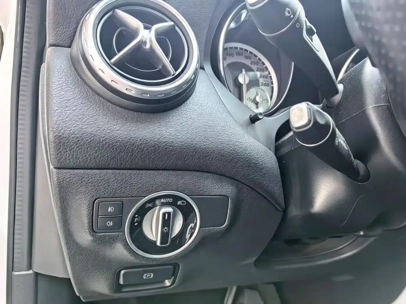 2015 Mercedes-Benz GLA 220 4MATIC Luxury — миниатюра 17