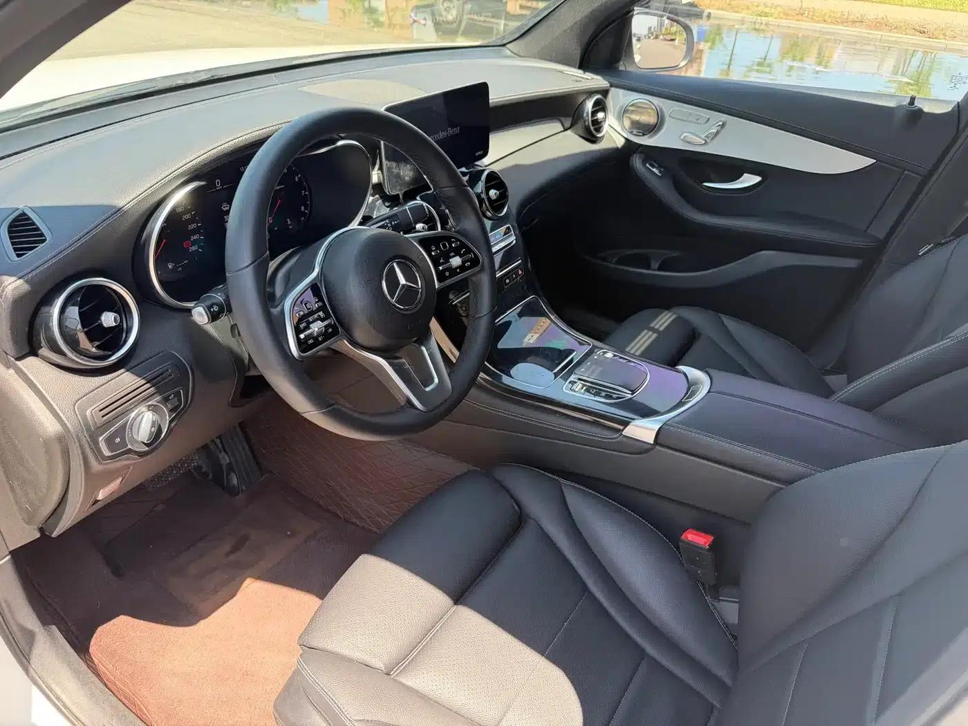 Mercedes-Benz GLC Coupe 2020 GLC 260 4MATIC Coupe SUV — миниатюра 4