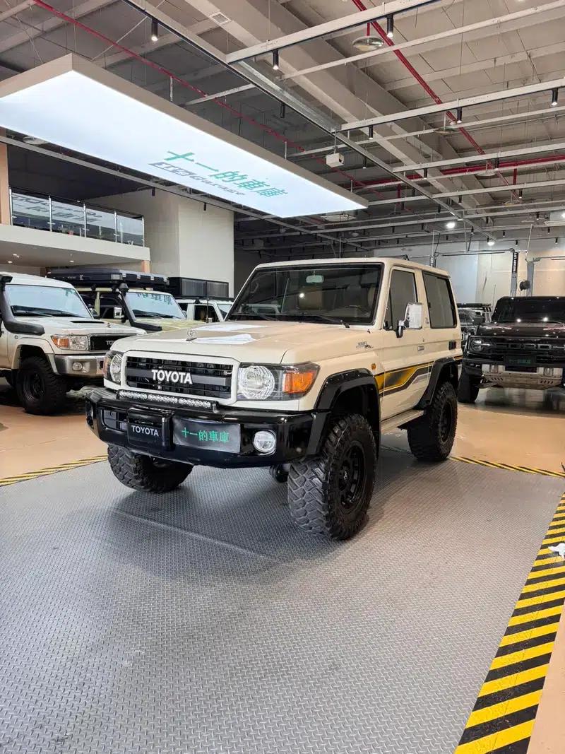 2022 Land Cruiser 70 Series, 4.0L Manual, 4WD, 5-Seater, Parallel Import — миниатюра 1