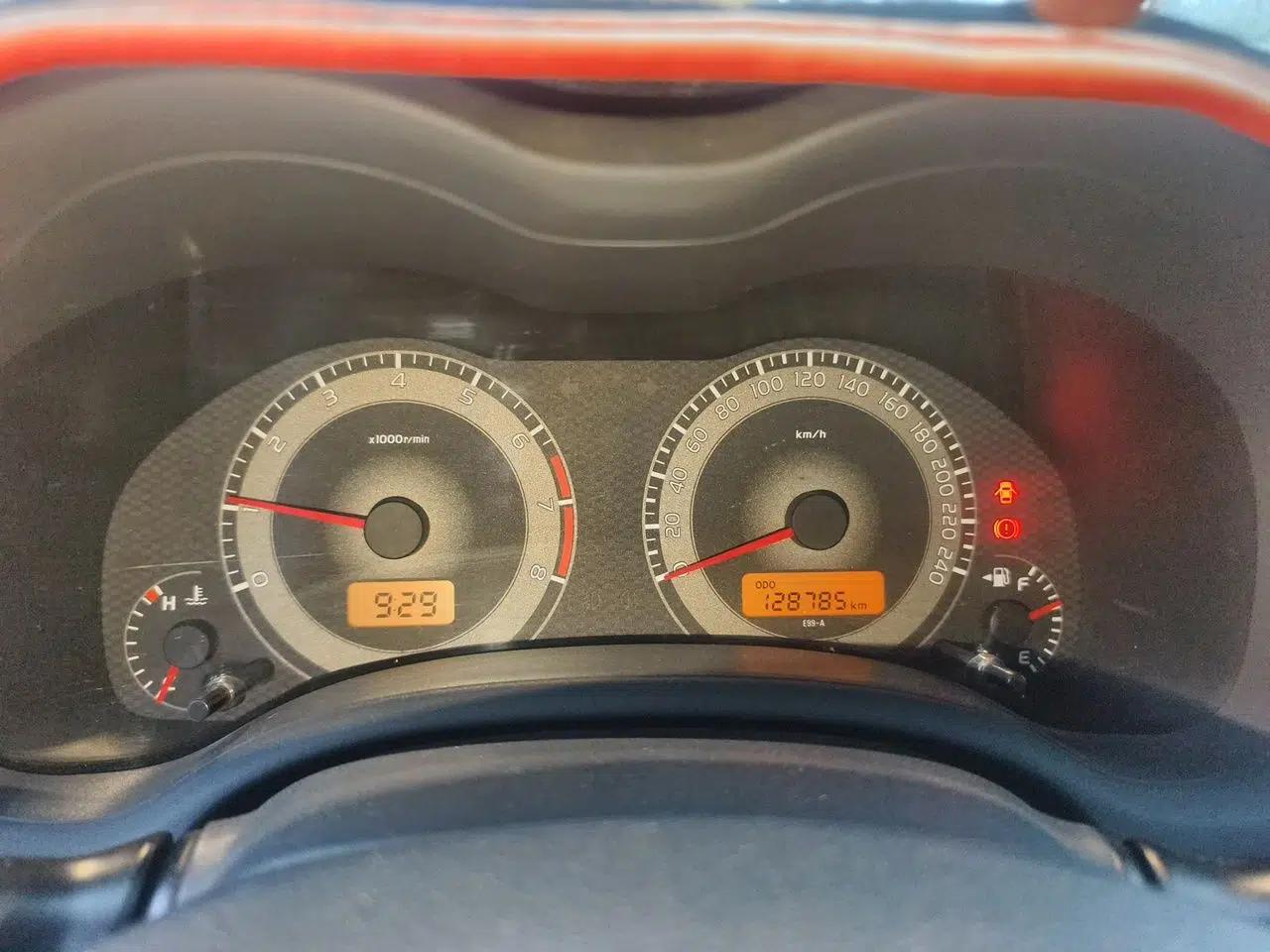 Toyota Corolla 2011 1.6L Manual GL Sunroof Edition — миниатюра 11