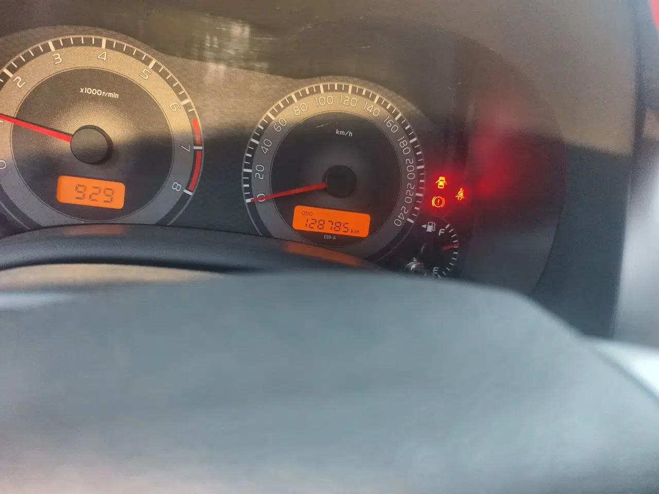 Toyota Corolla 2011 1.6L Manual GL Sunroof Edition — миниатюра 12