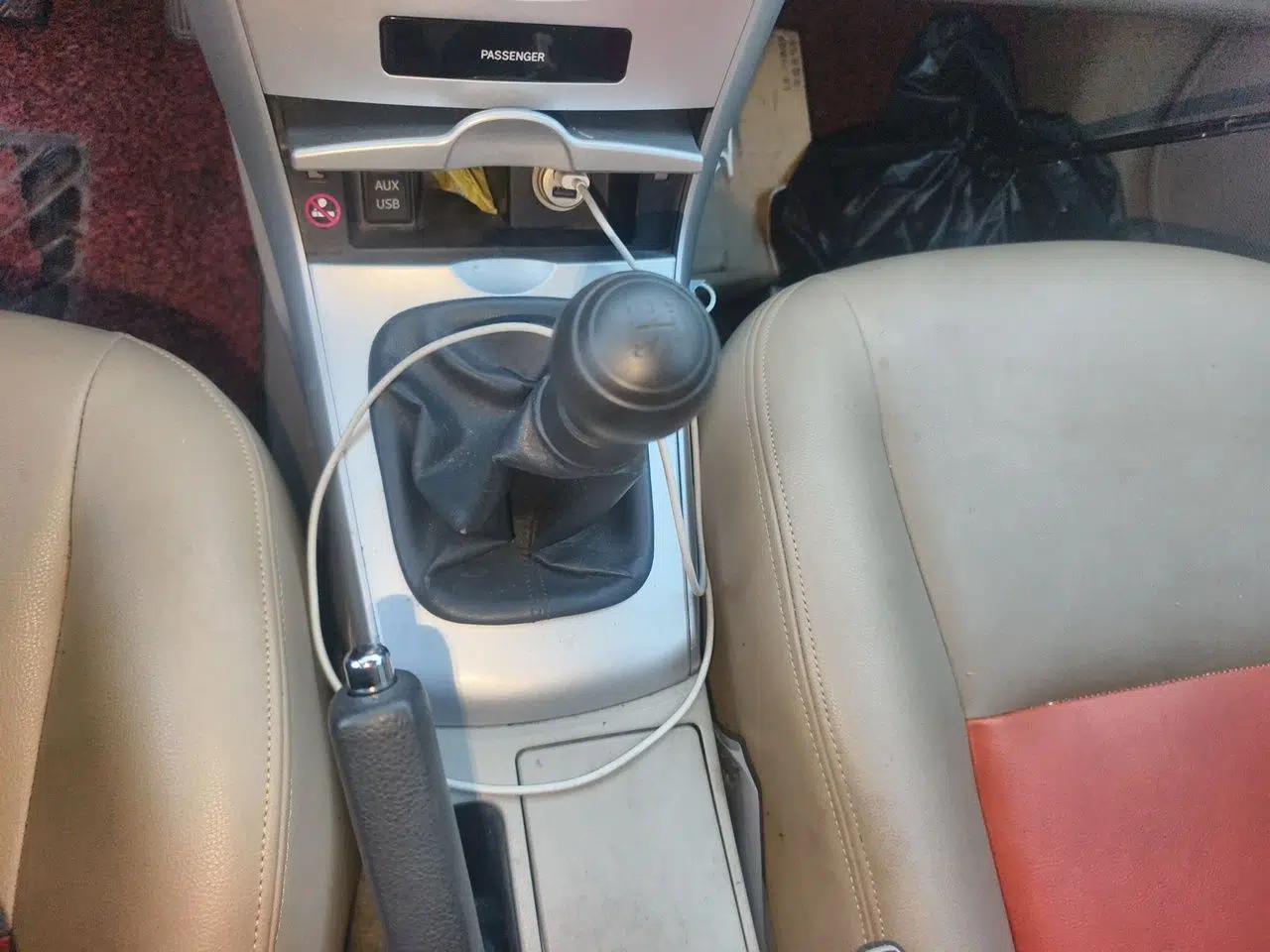Toyota Corolla 2011 1.6L Manual GL Sunroof Edition — миниатюра 14