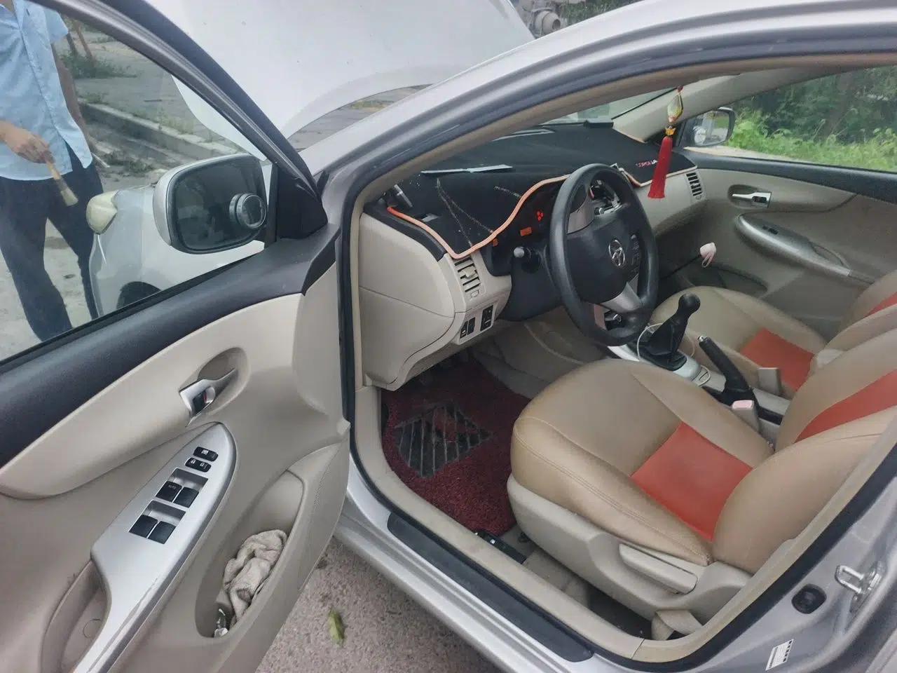 Toyota Corolla 2011 1.6L Manual GL Sunroof Edition — миниатюра 16