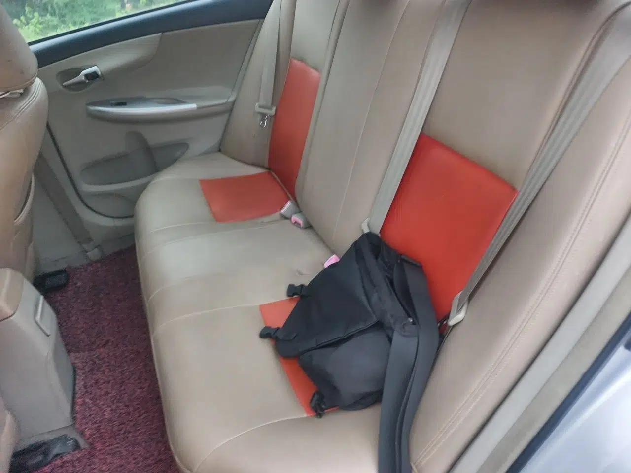 Toyota Corolla 2011 1.6L Manual GL Sunroof Edition — миниатюра 17