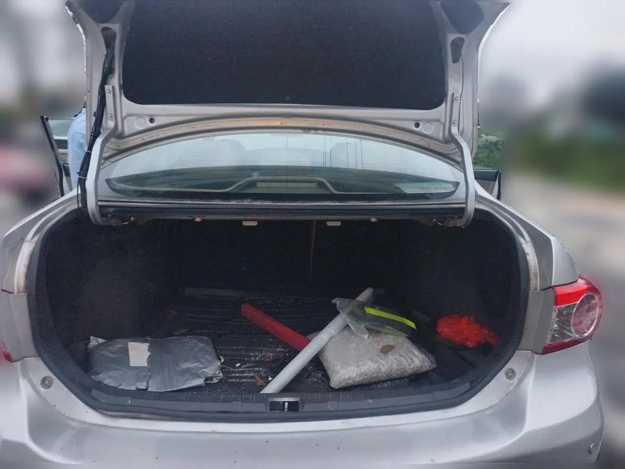 Toyota Corolla 2011 1.6L Manual GL Sunroof Edition — миниатюра 19
