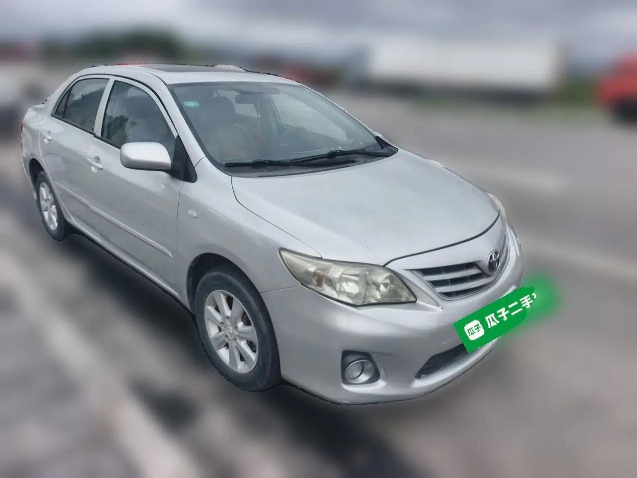 Toyota Corolla 2011 1.6L Manual GL Sunroof Edition — миниатюра 3