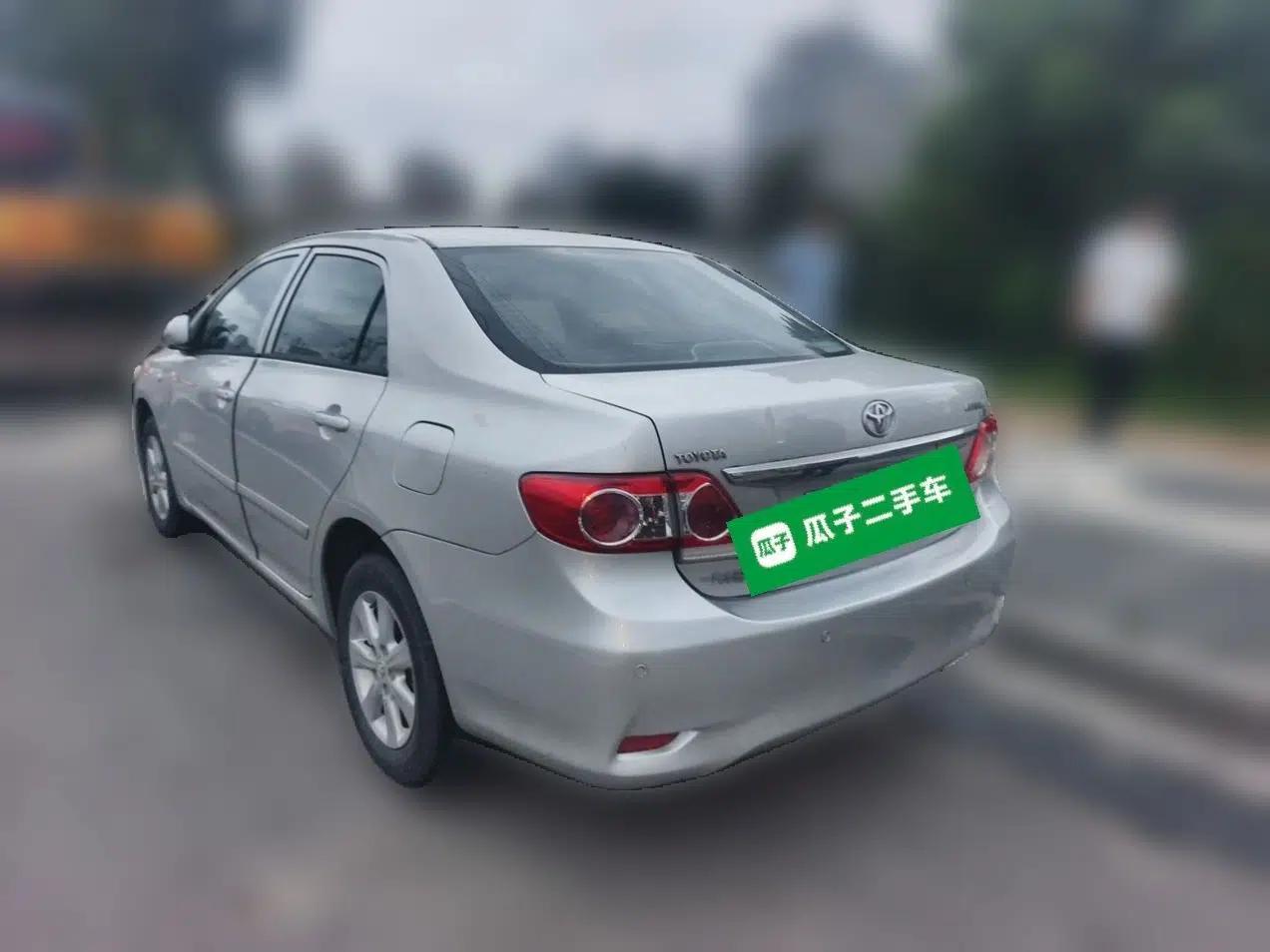 Toyota Corolla 2011 1.6L Manual GL Sunroof Edition — миниатюра 4