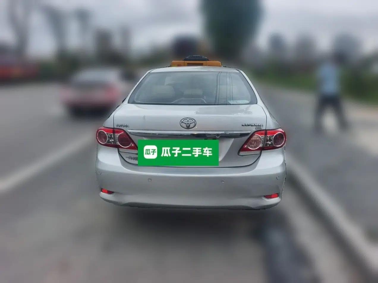 Toyota Corolla 2011 1.6L Manual GL Sunroof Edition — миниатюра 5