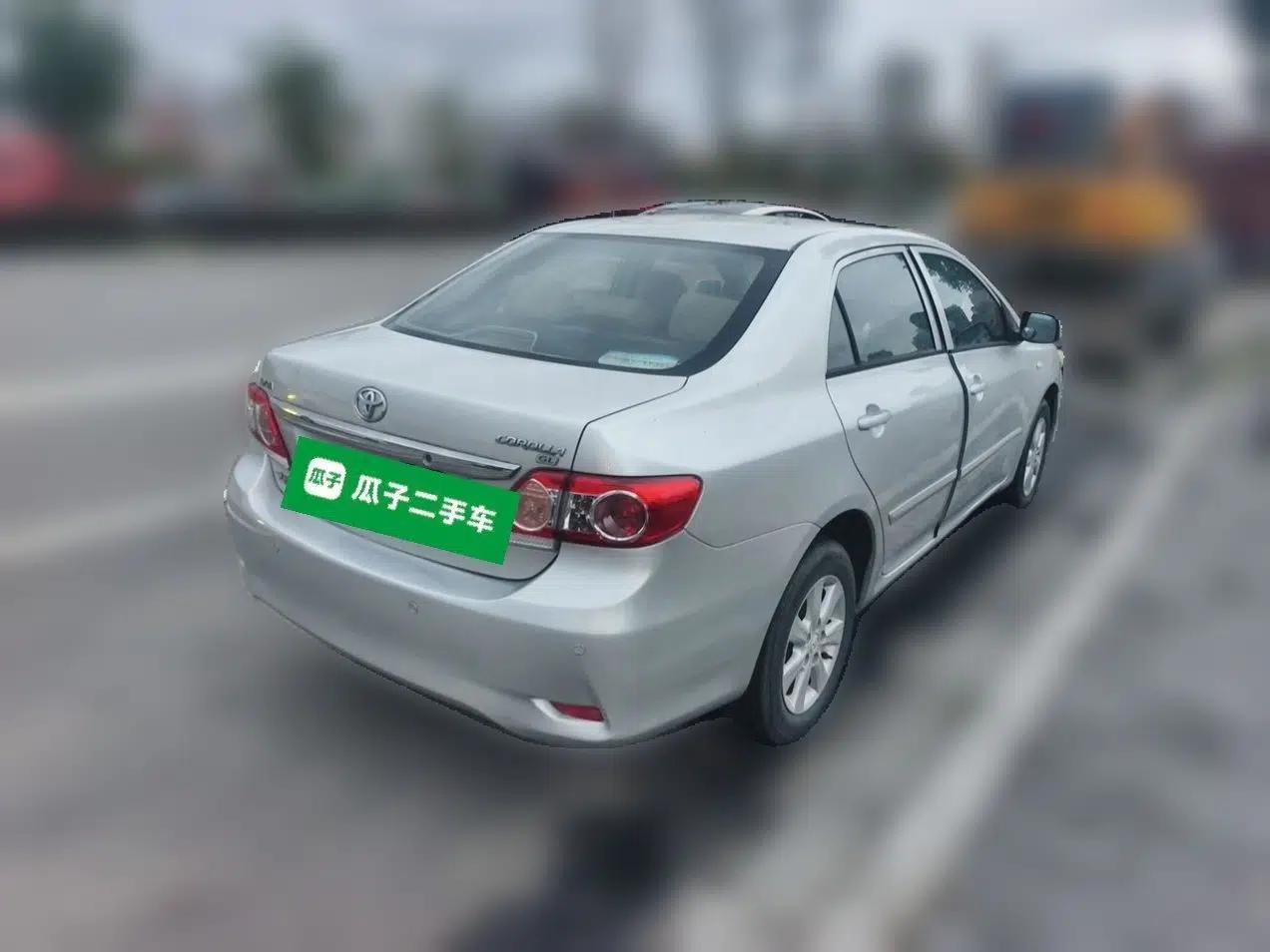 Toyota Corolla 2011 1.6L Manual GL Sunroof Edition — миниатюра 6