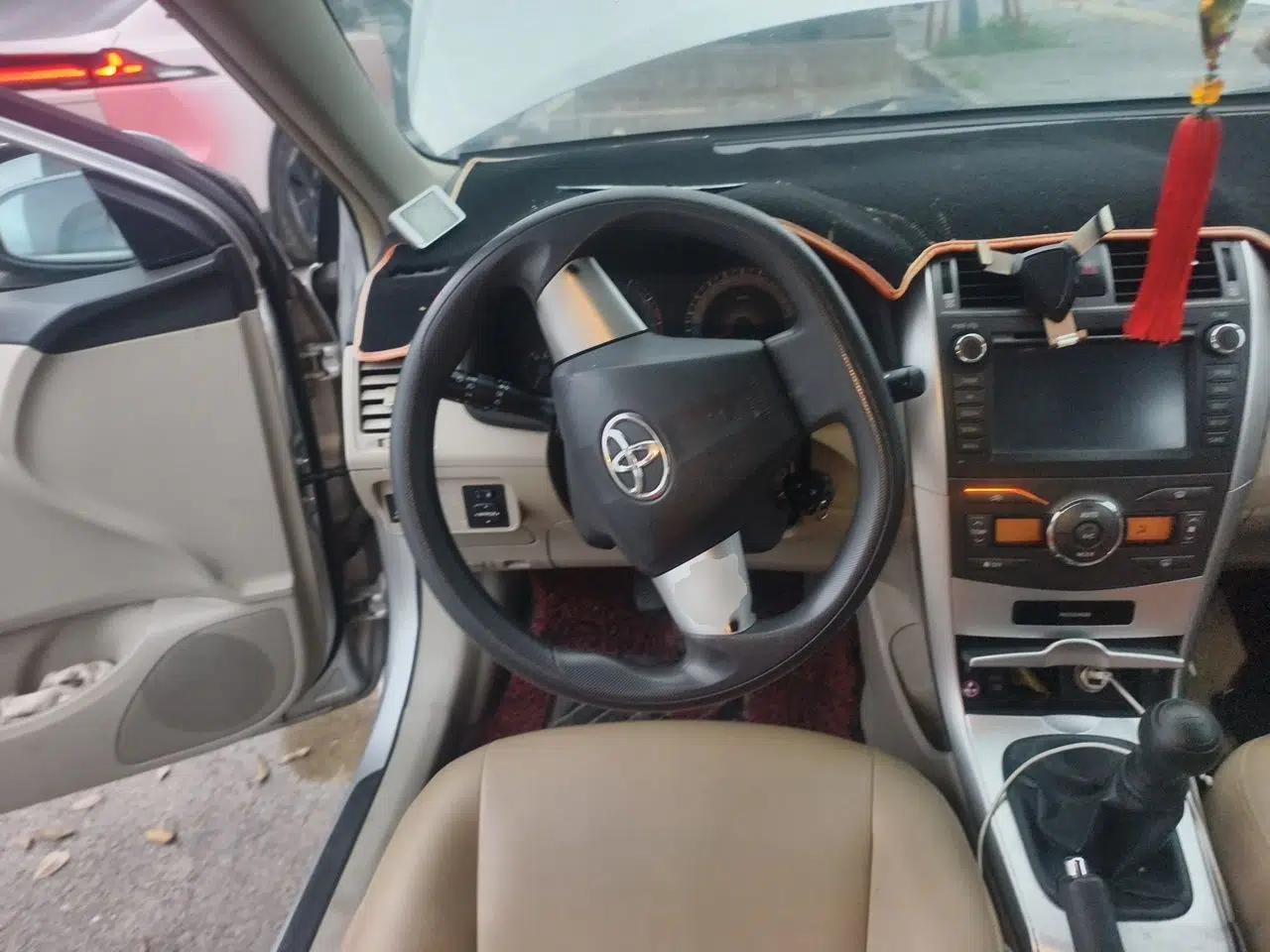 Toyota Corolla 2011 1.6L Manual GL Sunroof Edition — миниатюра 10