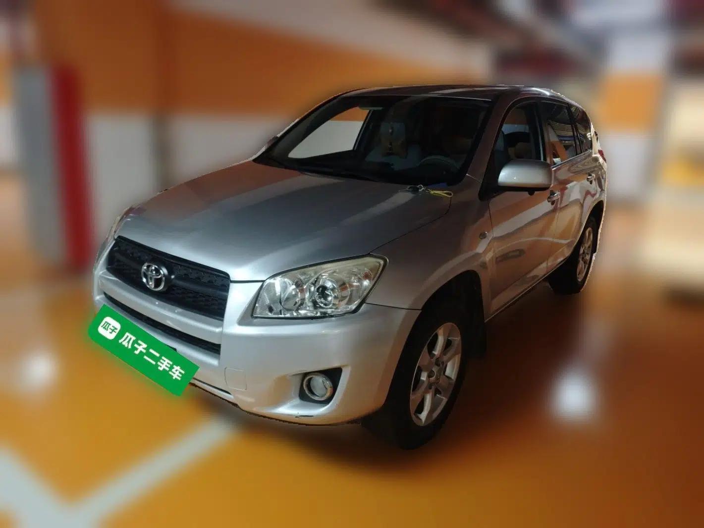 Toyota RAV4 2011 2.0L Automatic Classic Edition — миниатюра 1
