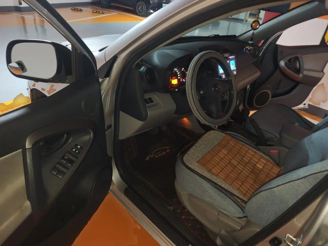 Toyota RAV4 2011 2.0L Automatic Classic Edition — миниатюра 16