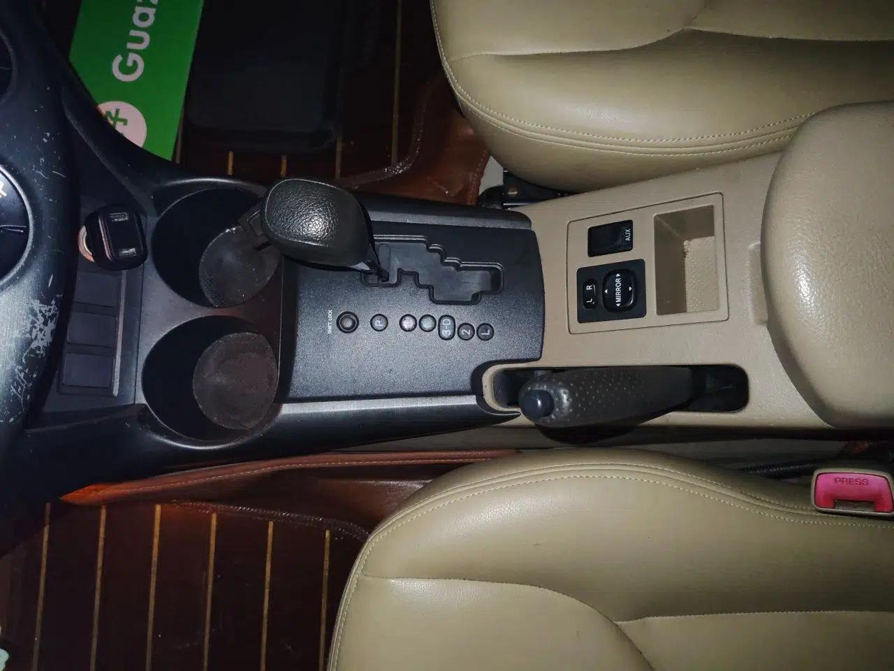 Toyota RAV4 2011 2.0L Automatic Classic Edition — миниатюра 14