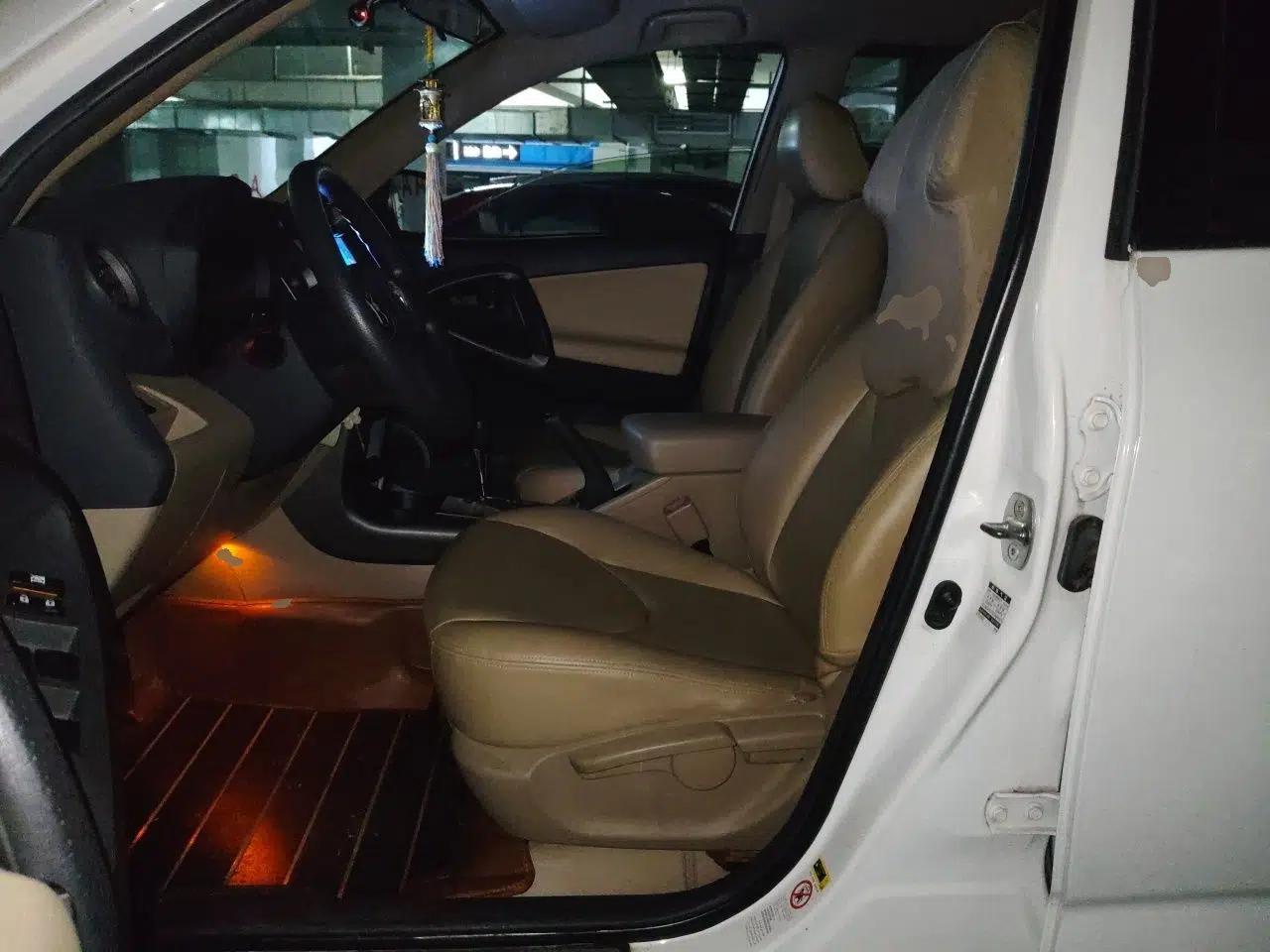 Toyota RAV4 2011 2.0L Automatic Classic Edition — миниатюра 15