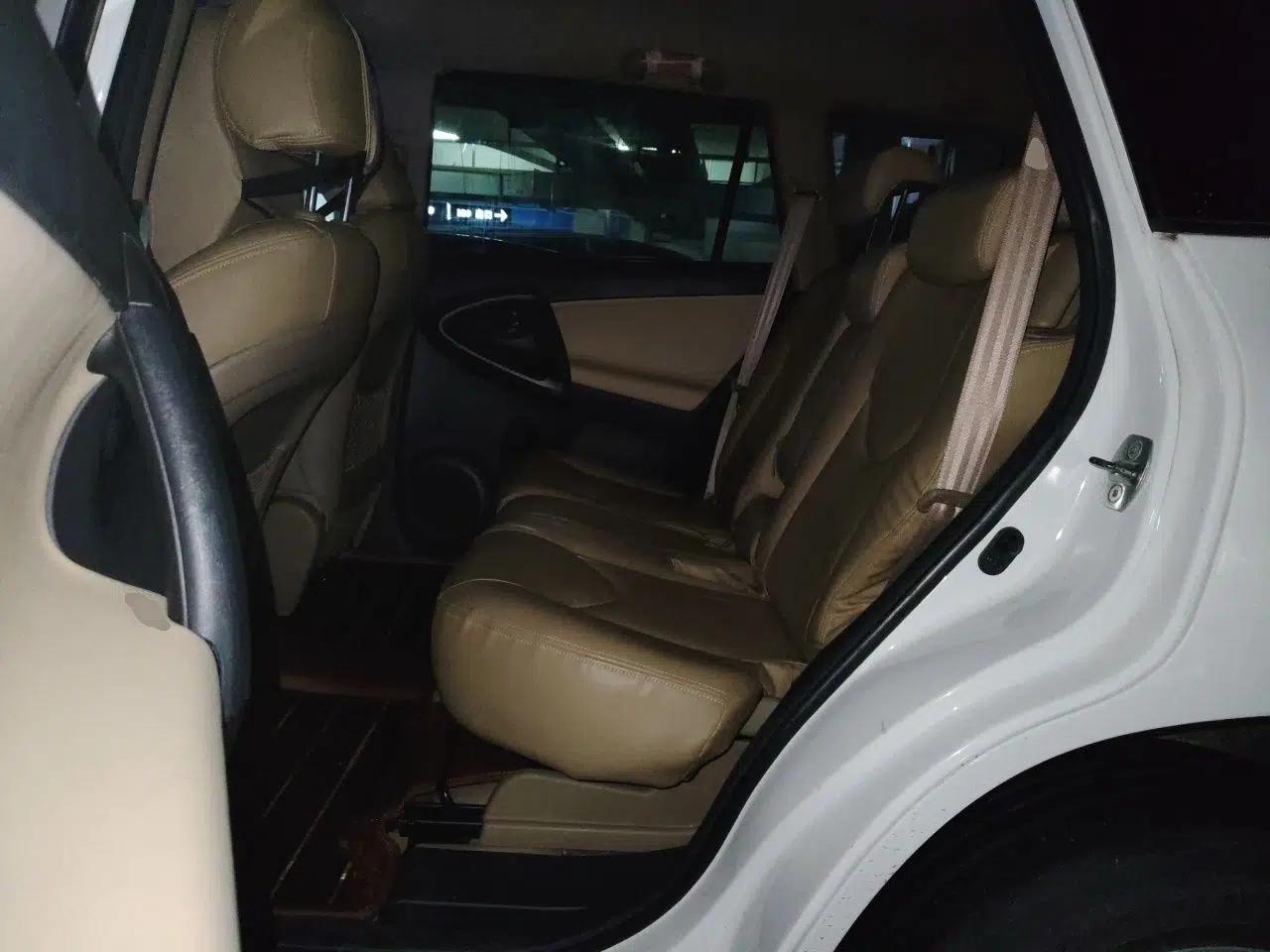 Toyota RAV4 2011 2.0L Automatic Classic Edition — миниатюра 17