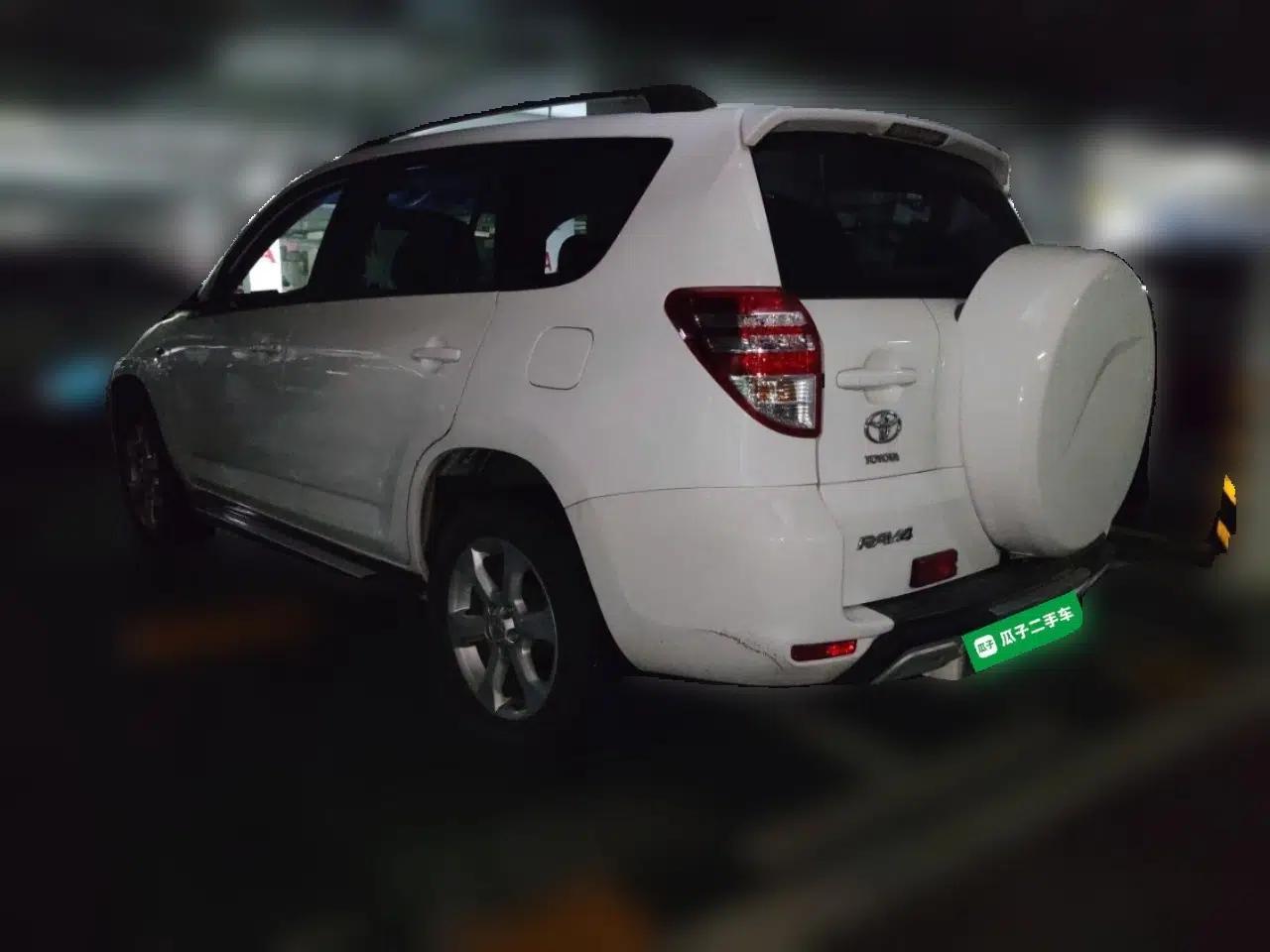 Toyota RAV4 2011 2.0L Automatic Classic Edition — миниатюра 4