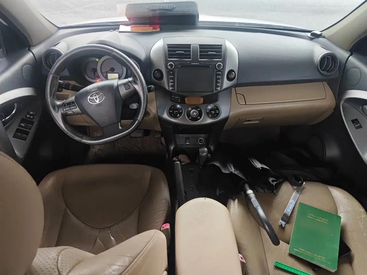 Toyota RAV4 2011 2.4L Automatic 4x4 Luxury Edition — миниатюра 9
