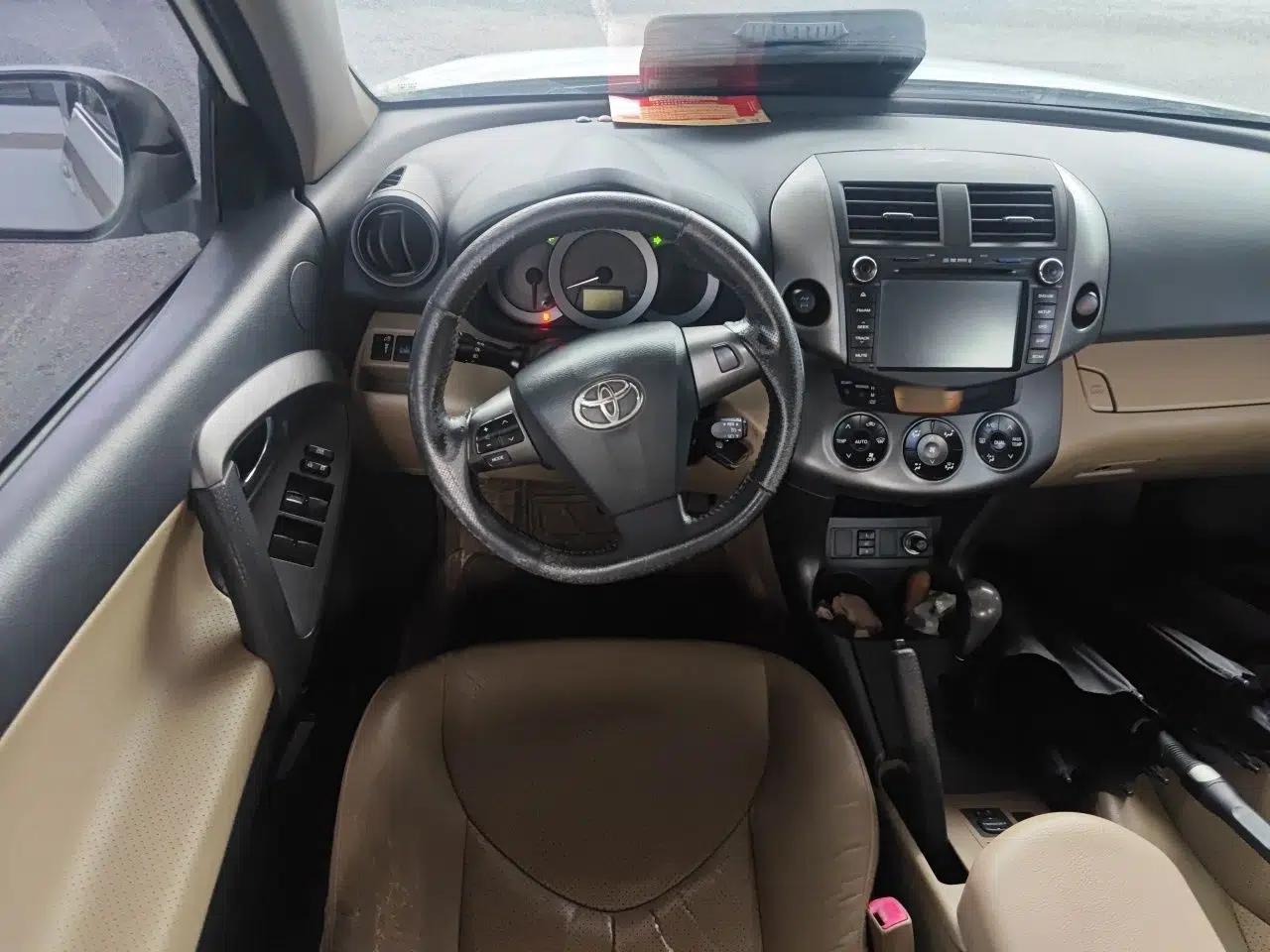 Toyota RAV4 2011 2.4L Automatic 4x4 Luxury Edition — миниатюра 10