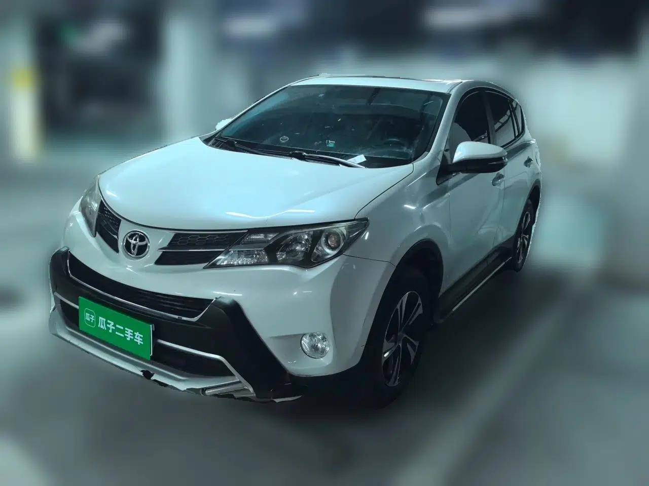 Toyota RAV4 2015 2.0L CVT Two-Wheel Drive Fashion Edition — миниатюра 1