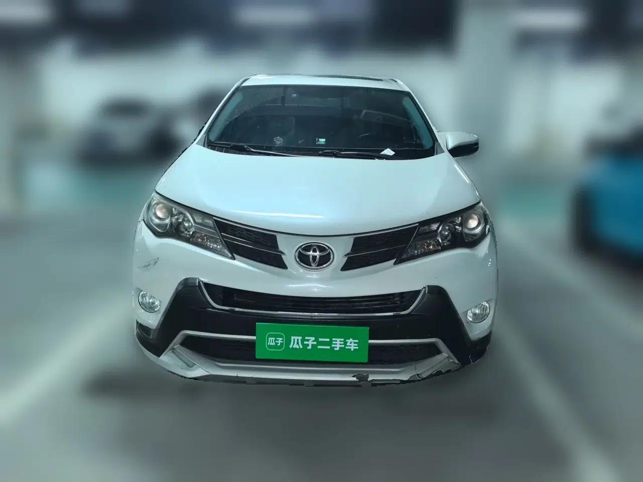 Toyota RAV4 2015 2.0L CVT Two-Wheel Drive Fashion Edition — миниатюра 2