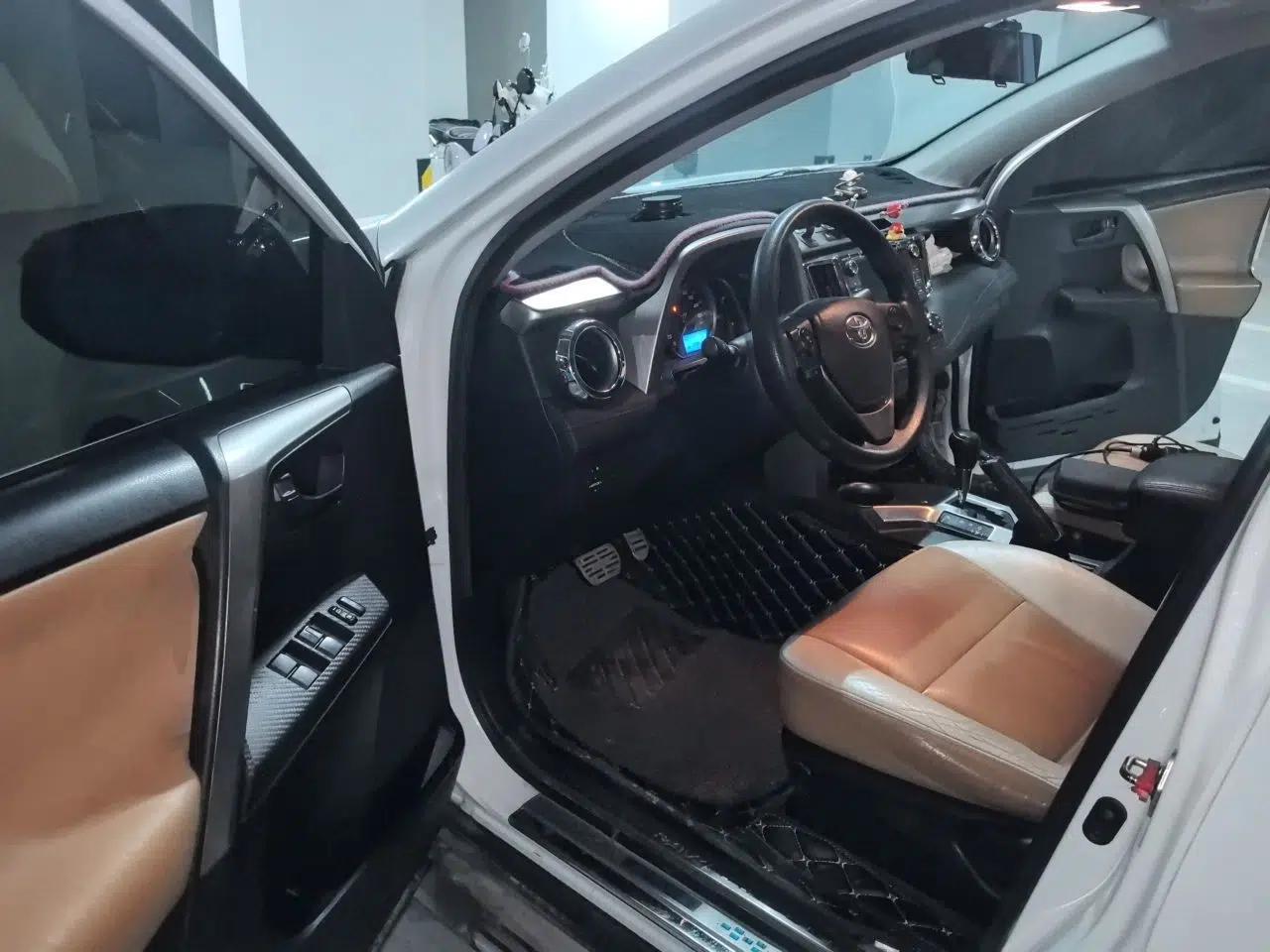 Toyota RAV4 2015 2.0L CVT Two-Wheel Drive Fashion Edition — миниатюра 16