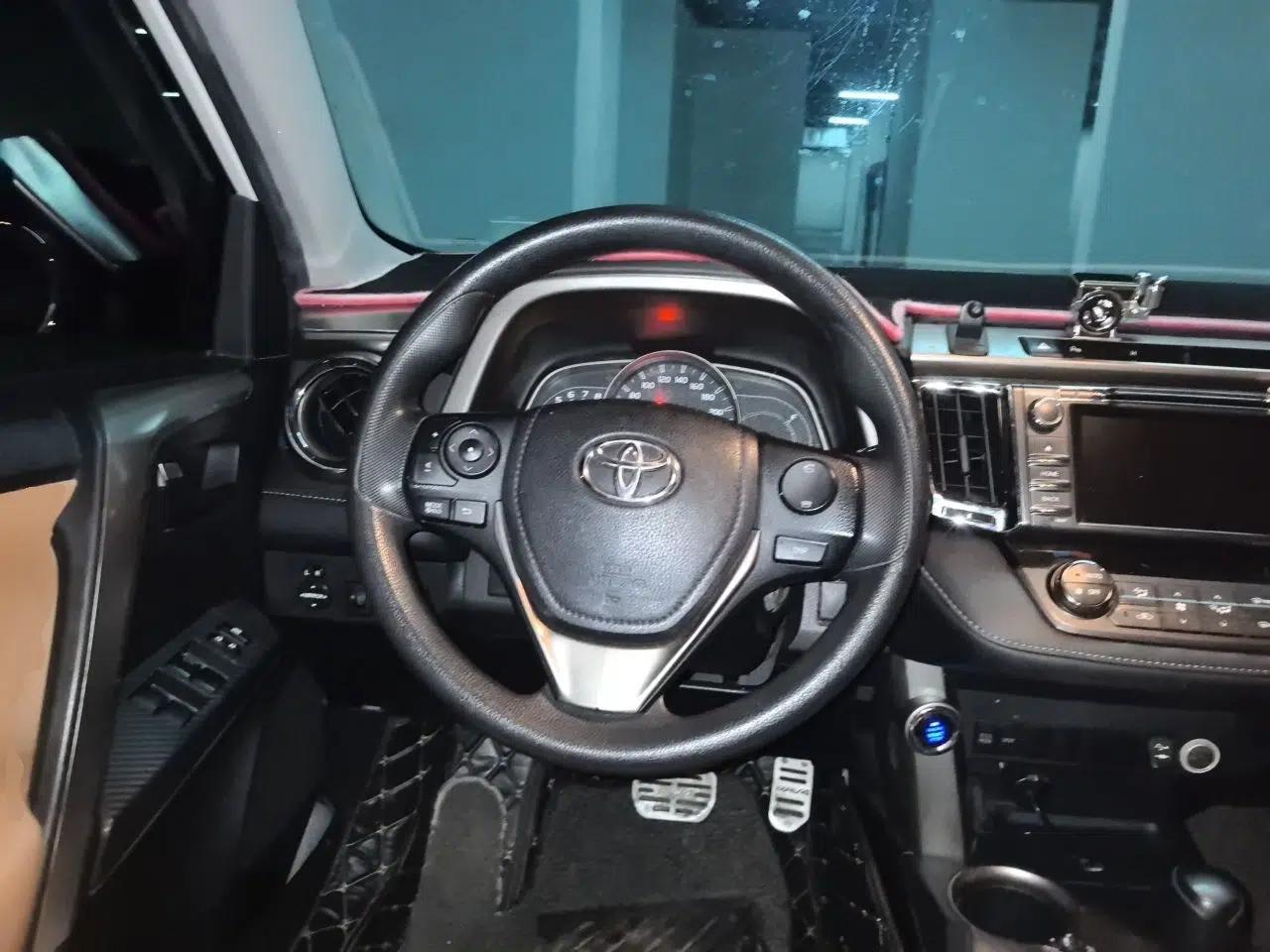 Toyota RAV4 2015 2.0L CVT Two-Wheel Drive Fashion Edition — миниатюра 10