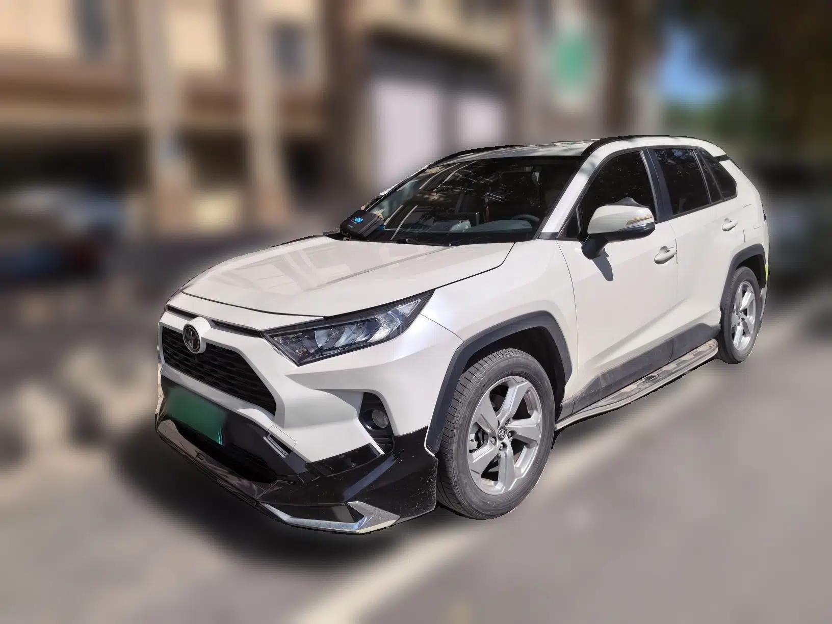 Toyota RAV4 2020 2.0L CVT Two-Wheel Drive Fashion PLUS Edition — миниатюра 1