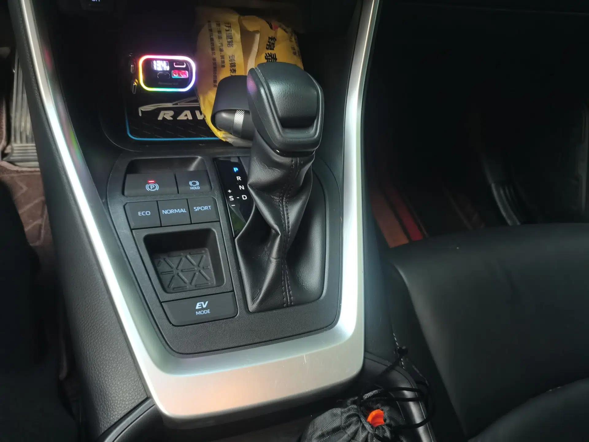 Toyota RAV4 2020 Dual-Engine 2.5L E-CVT Two-Wheel Drive Elite Edition — миниатюра 14