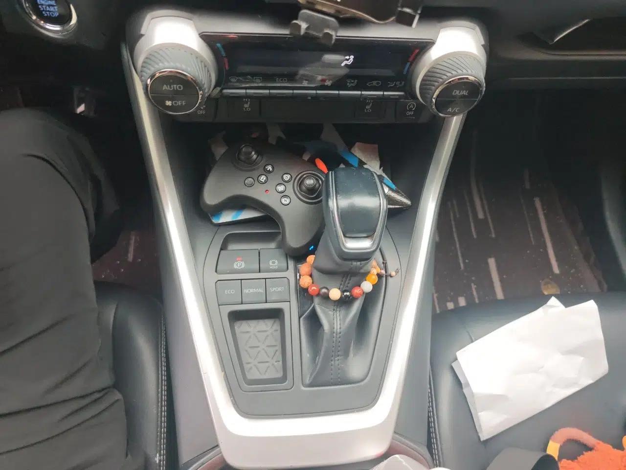 Toyota RAV4 2020 2.0L CVT Two-Wheel Drive Prestige Edition — миниатюра 14