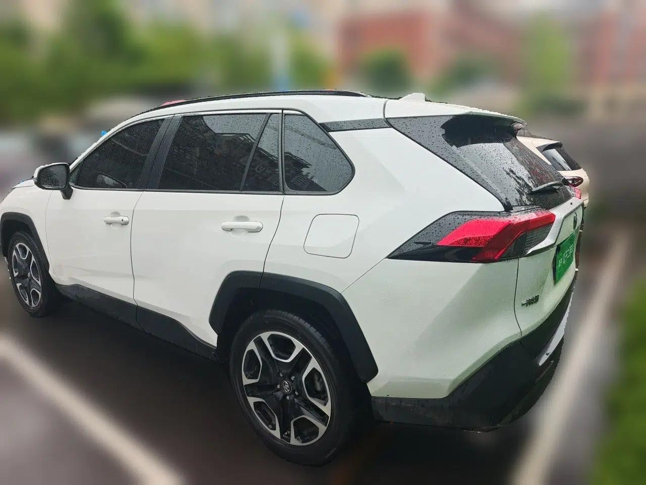 Toyota RAV4 2020 2.0L CVT Two-Wheel Drive Prestige Edition — миниатюра 4