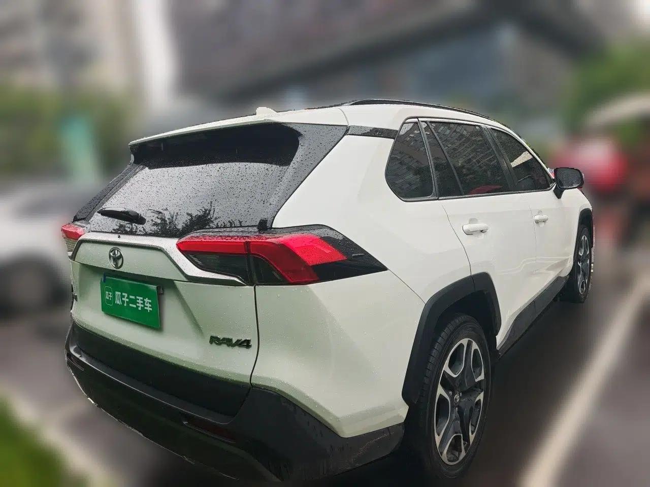 Toyota RAV4 2020 2.0L CVT Two-Wheel Drive Prestige Edition — миниатюра 5