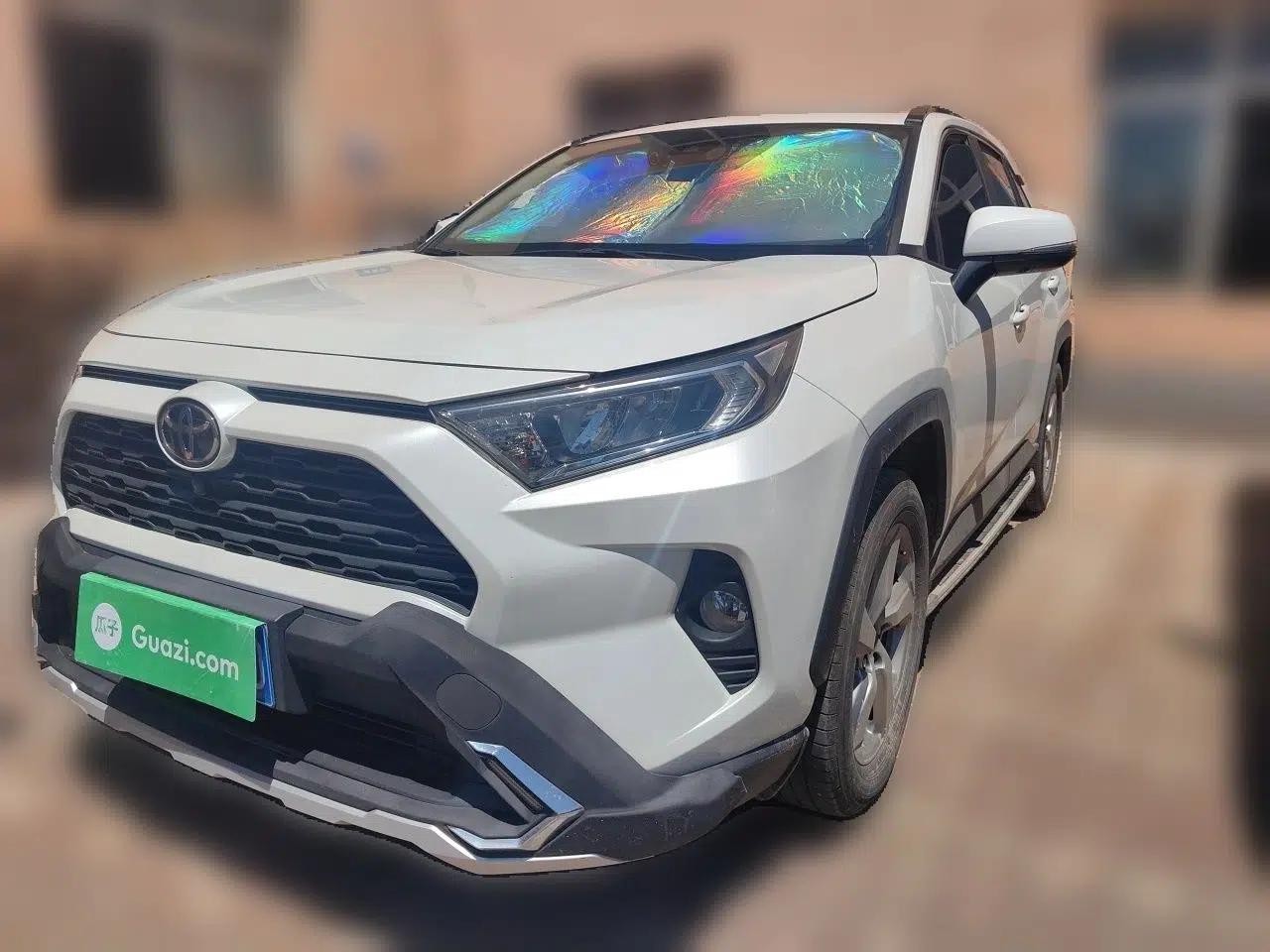Toyota RAV4 2021 2.0L CVT Two-Wheel Drive Fashion Edition — миниатюра 1