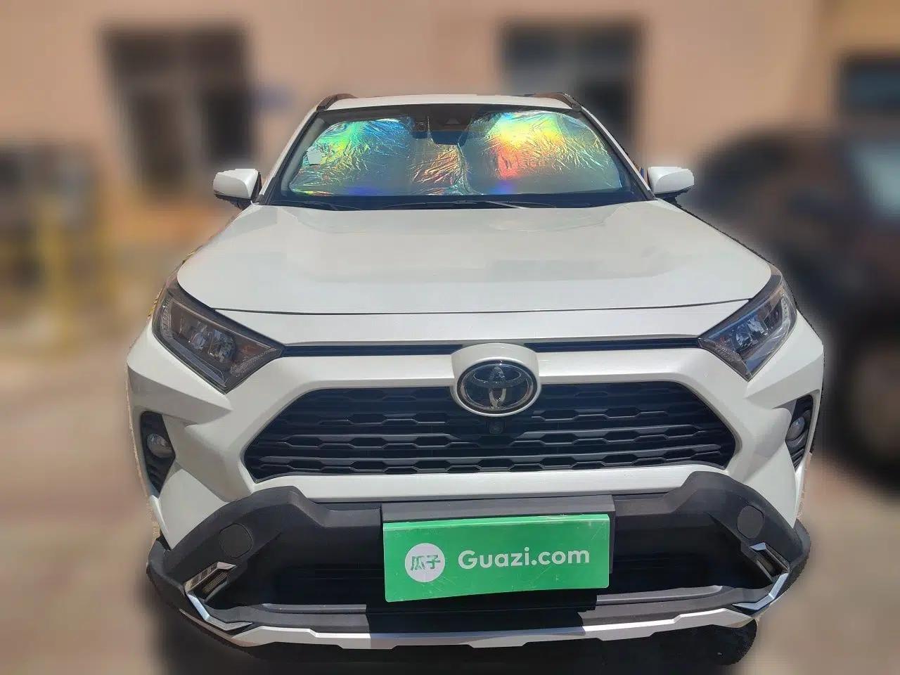 Toyota RAV4 2021 2.0L CVT Two-Wheel Drive Fashion Edition — миниатюра 2