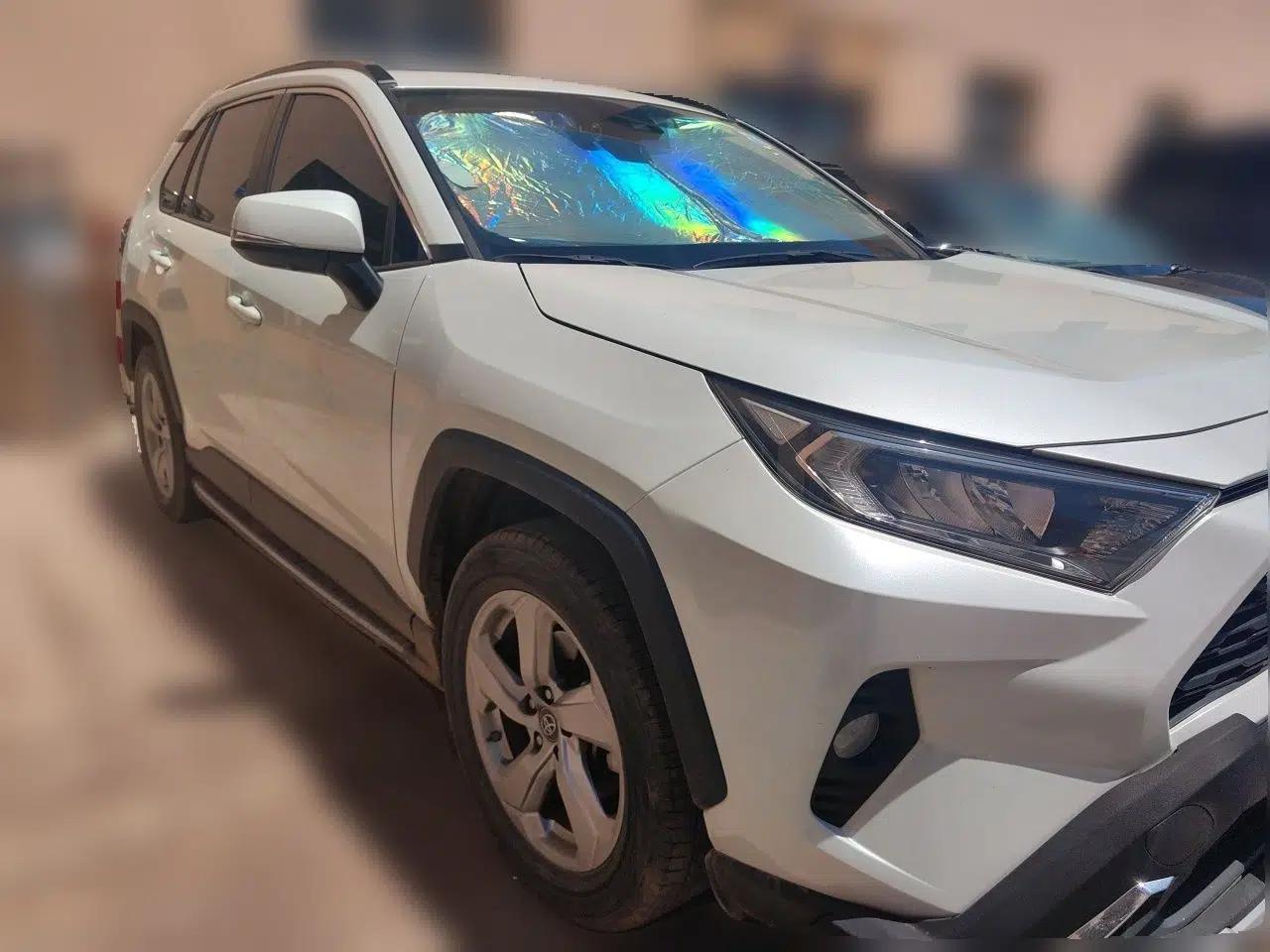 Toyota RAV4 2021 2.0L CVT Two-Wheel Drive Fashion Edition — миниатюра 3