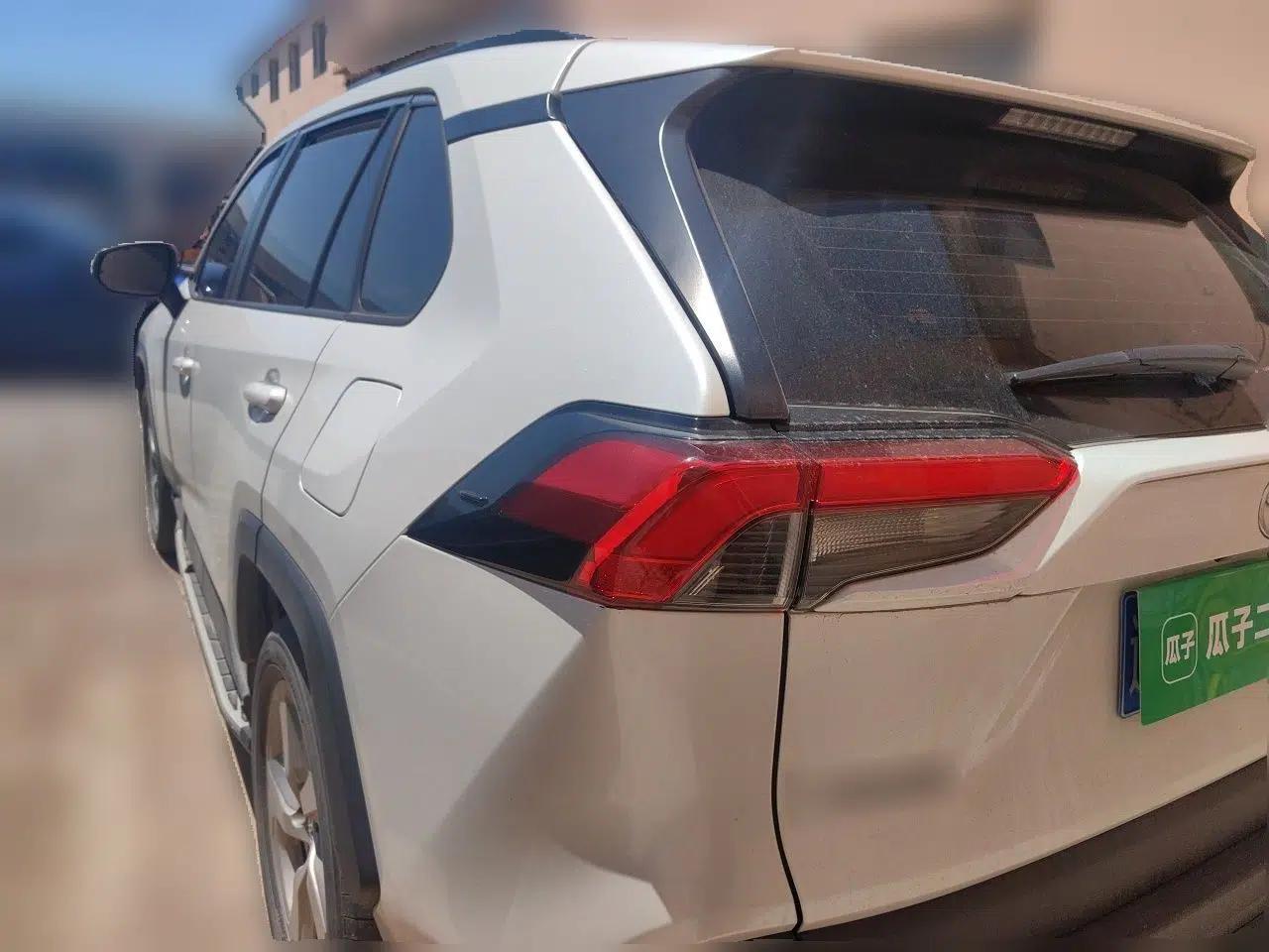 Toyota RAV4 2021 2.0L CVT Two-Wheel Drive Fashion Edition — миниатюра 4