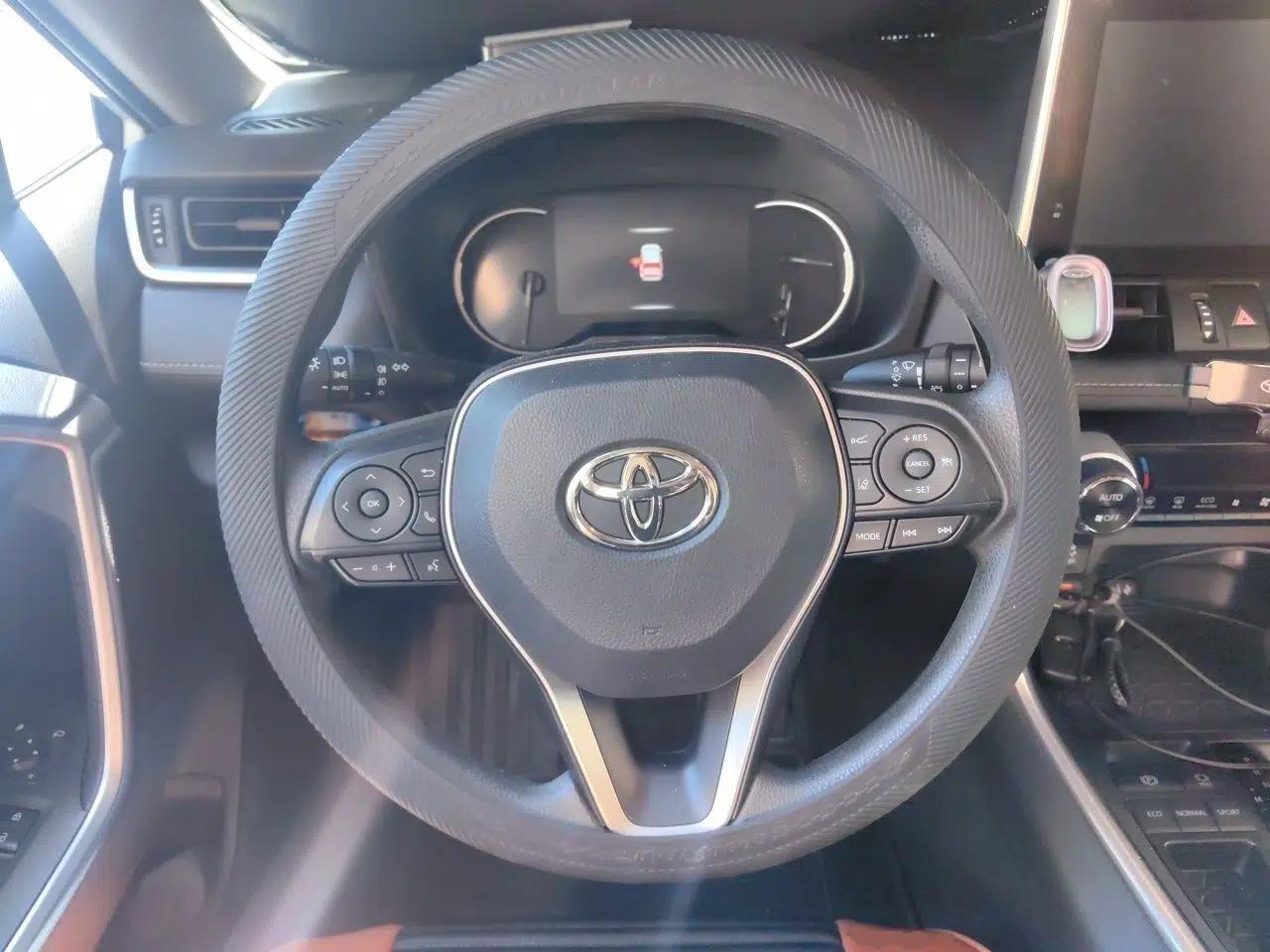 Toyota RAV4 2021 2.0L CVT Two-Wheel Drive Fashion Edition — миниатюра 10