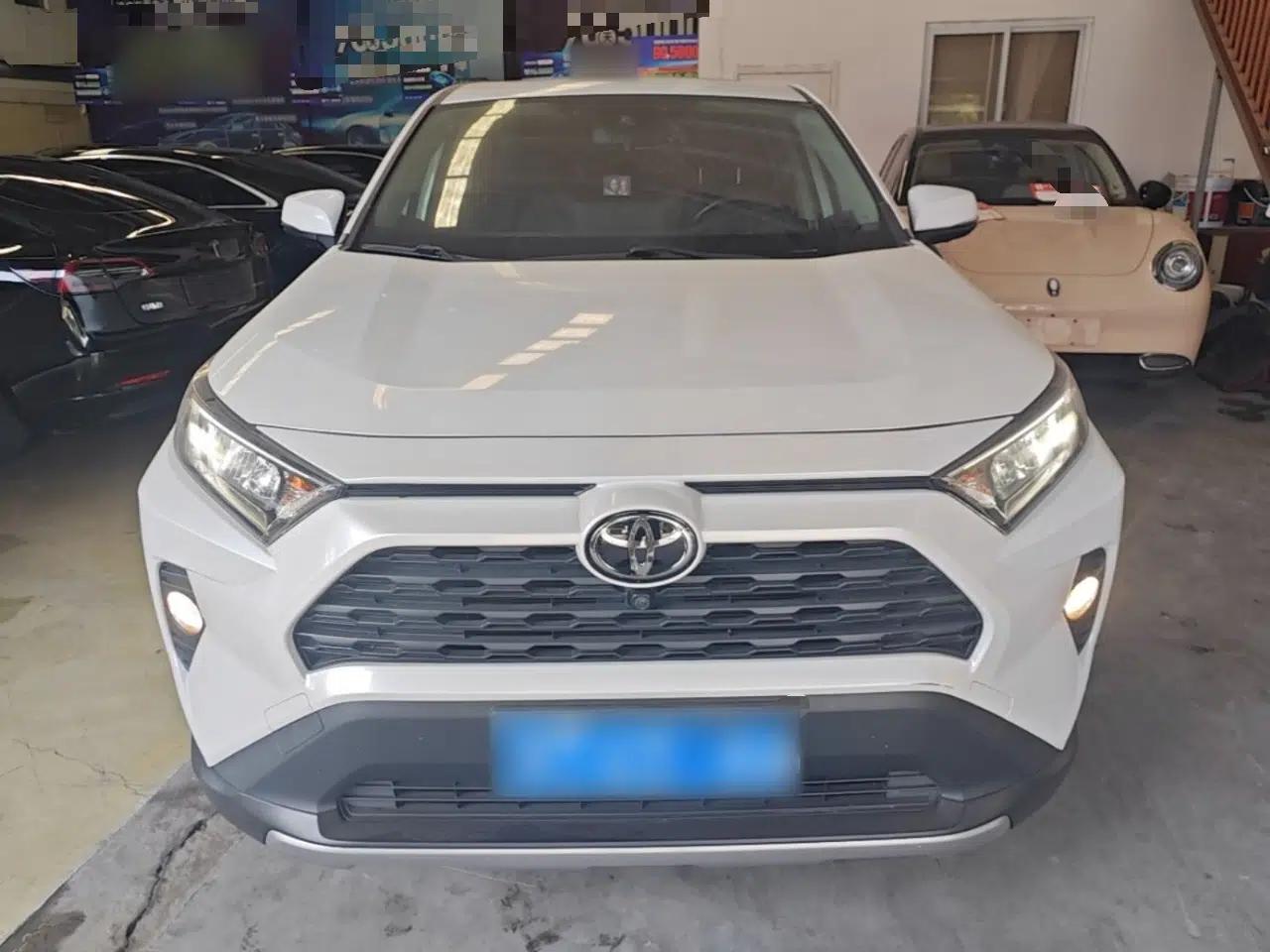 Toyota RAV4 2021 2.0L CVT Two-Wheel Drive Fashion PLUS Edition — миниатюра 2