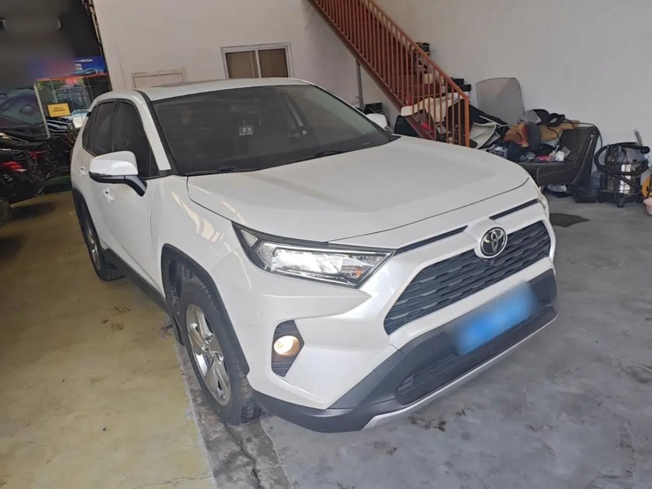 Toyota RAV4 2021 2.0L CVT Two-Wheel Drive Fashion PLUS Edition — миниатюра 3