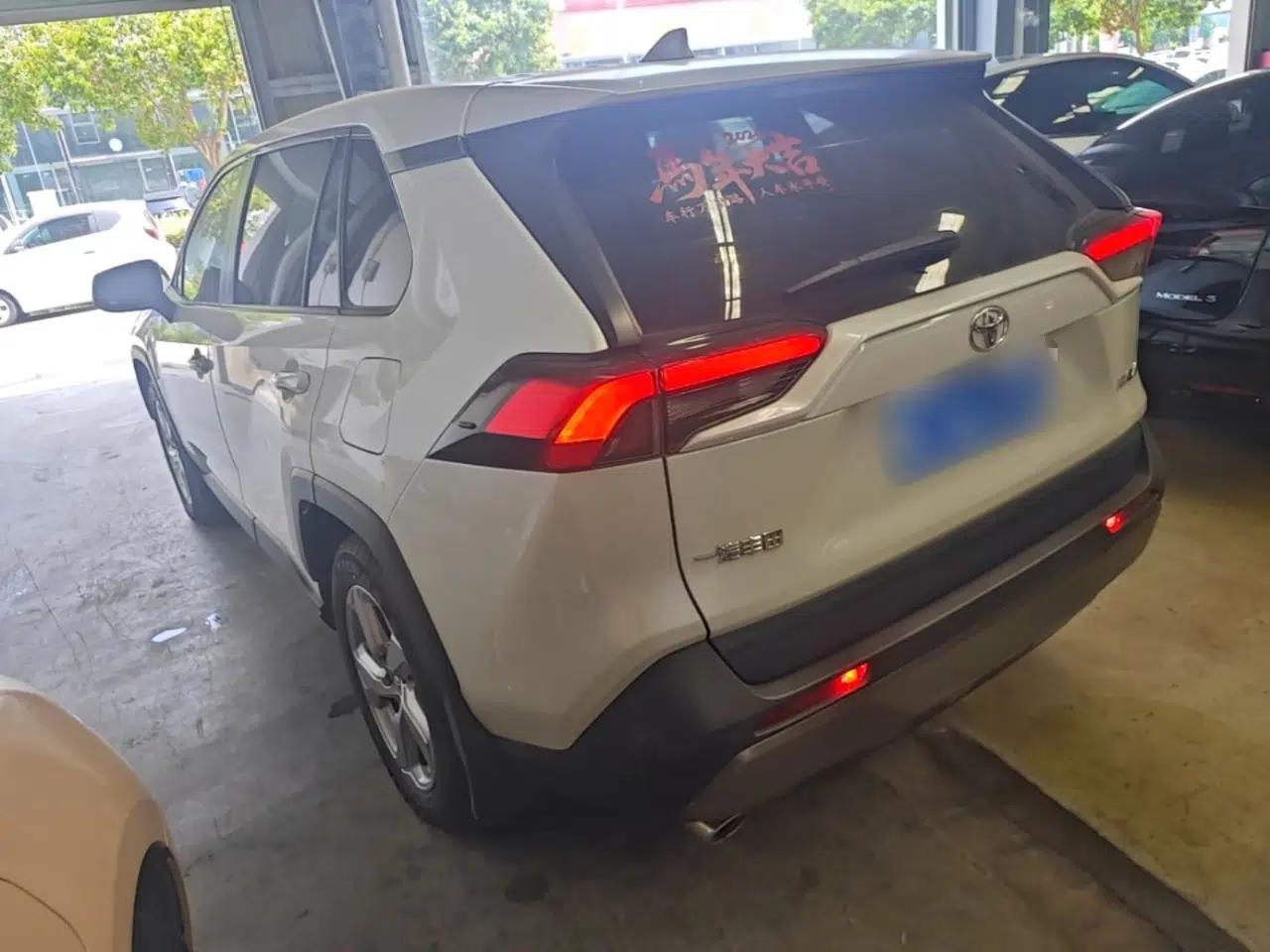 Toyota RAV4 2021 2.0L CVT Two-Wheel Drive Fashion PLUS Edition — миниатюра 4