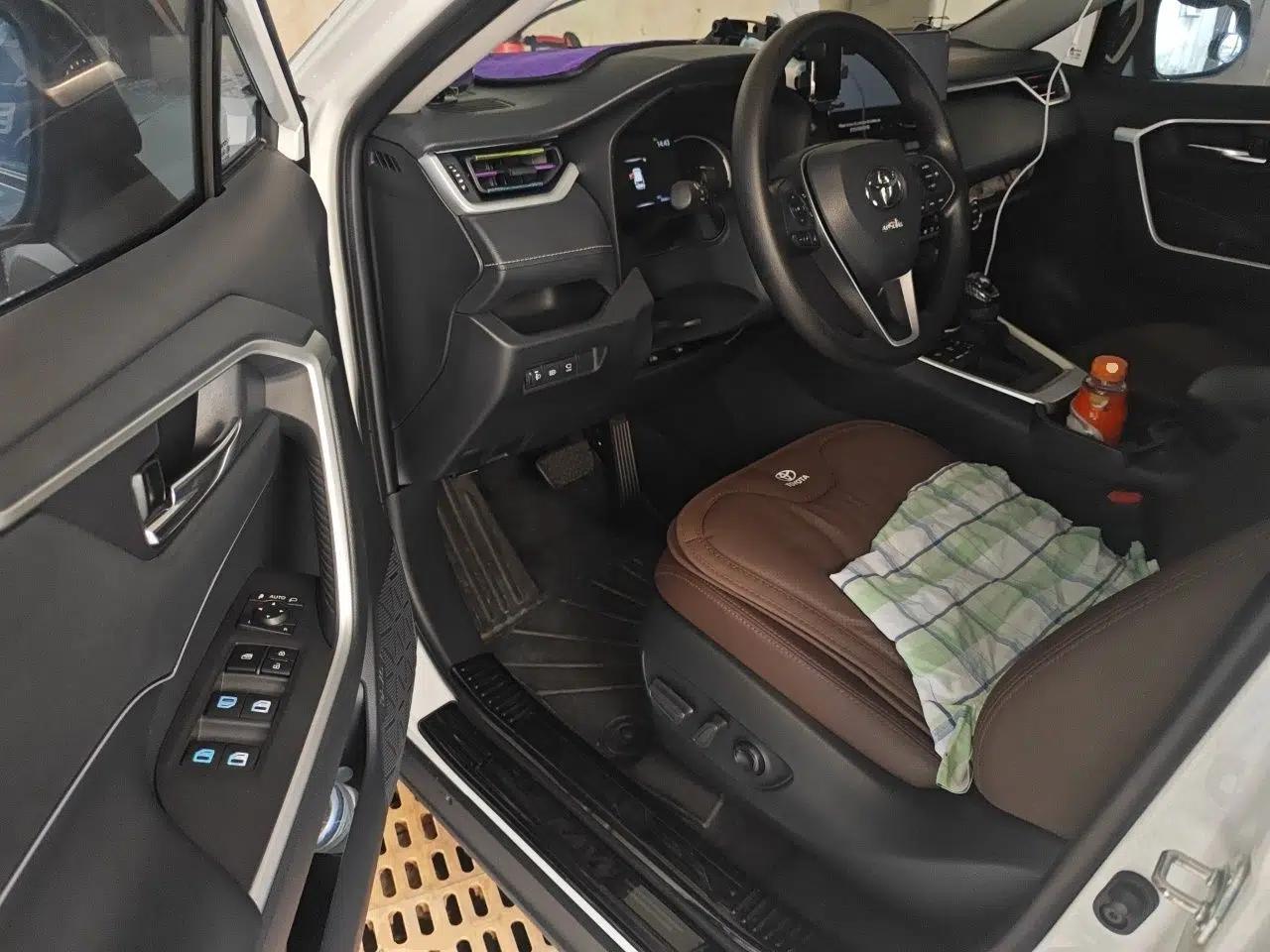 Toyota RAV4 2024 2.0L CVT Two-Wheel Drive Fashion Edition — миниатюра 16
