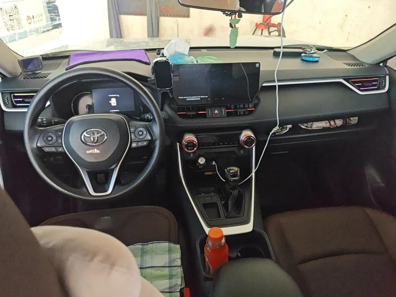 Toyota RAV4 2024 2.0L CVT Two-Wheel Drive Fashion Edition — миниатюра 9