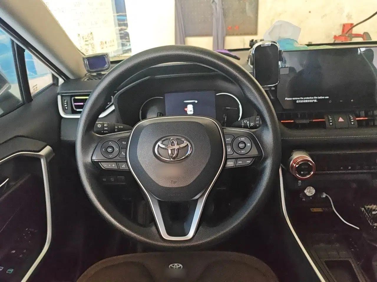 Toyota RAV4 2024 2.0L CVT Two-Wheel Drive Fashion Edition — миниатюра 10
