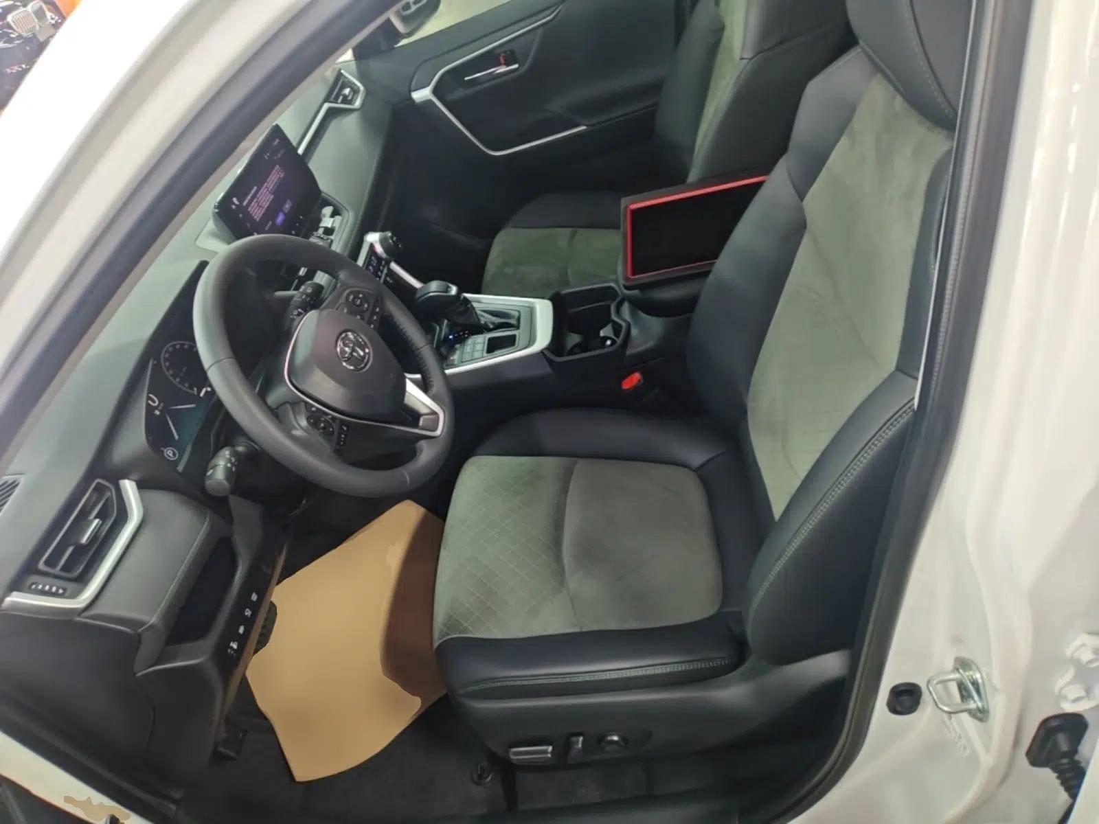 Toyota RAV4 2024 2.0L CVT 4x4 Explorer Plus Edition — миниатюра 17